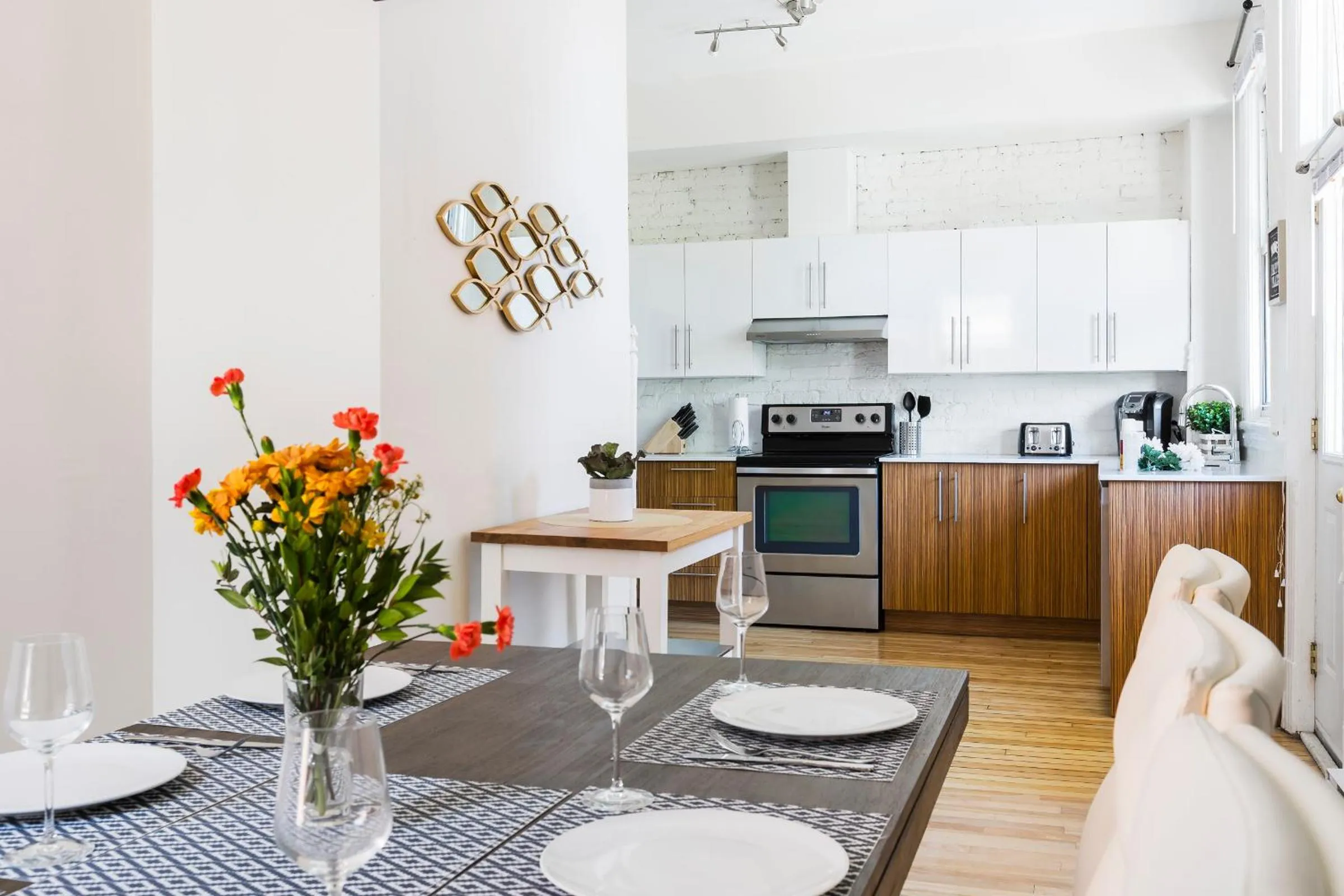 Dining area in MTLVacationRentals -The Chic Laurier