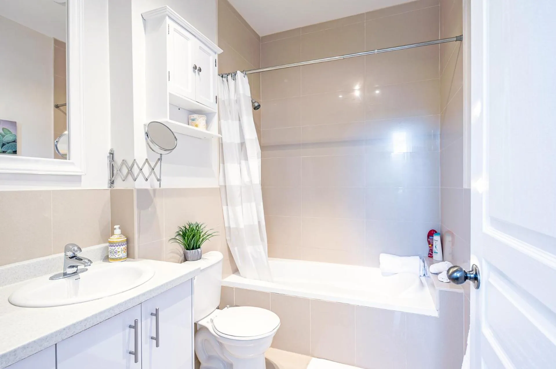 Shower in MTLVacationRentals -The Chic Laurier