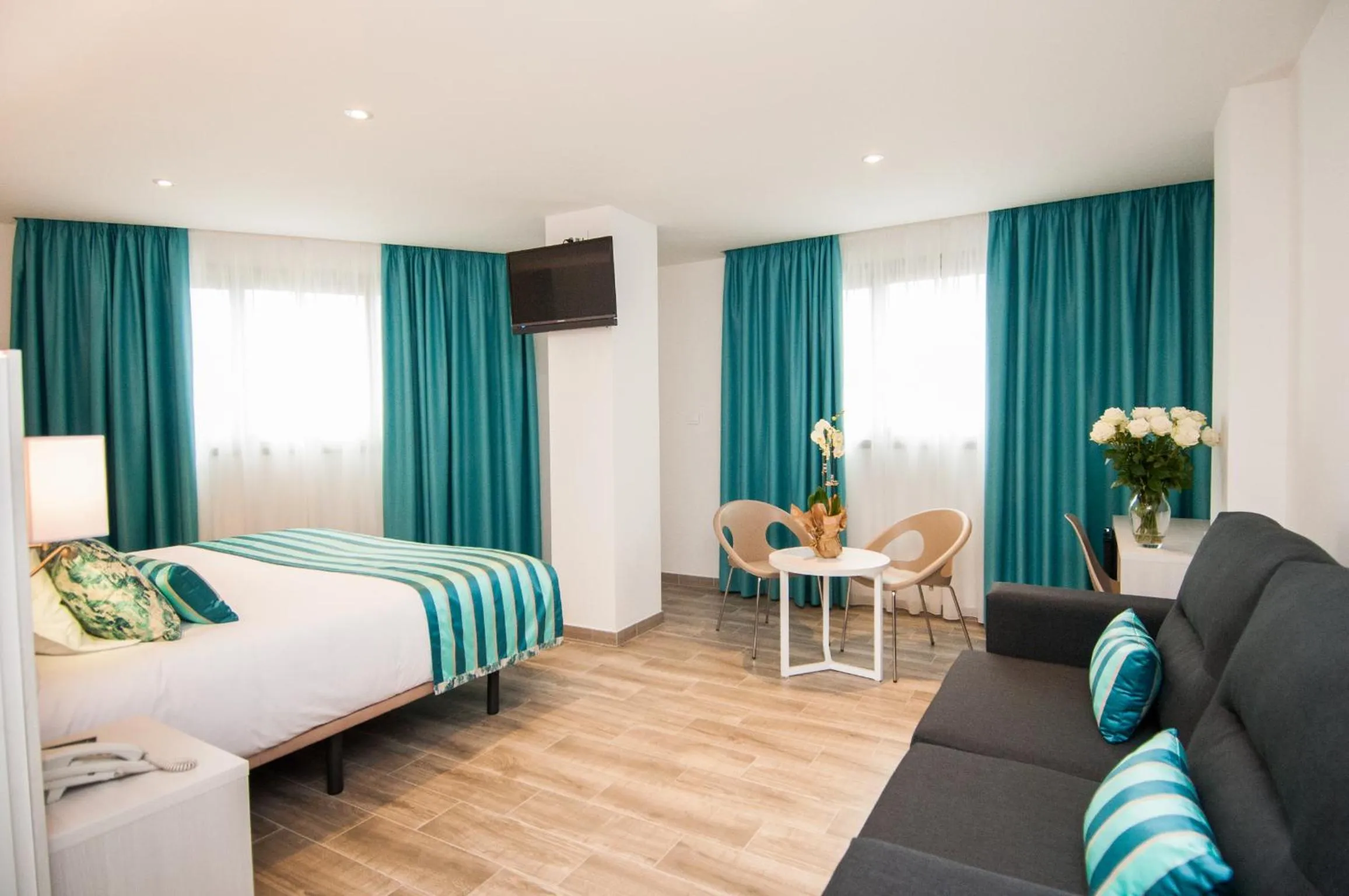 Bedroom, Bed in Hotel Censal