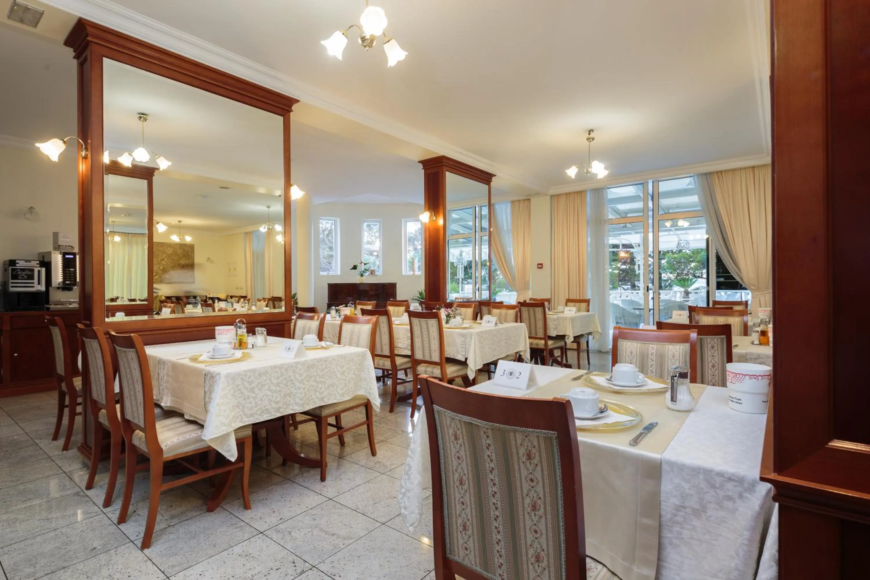 Restaurant/places to eat in Hotel Villa Bacchus