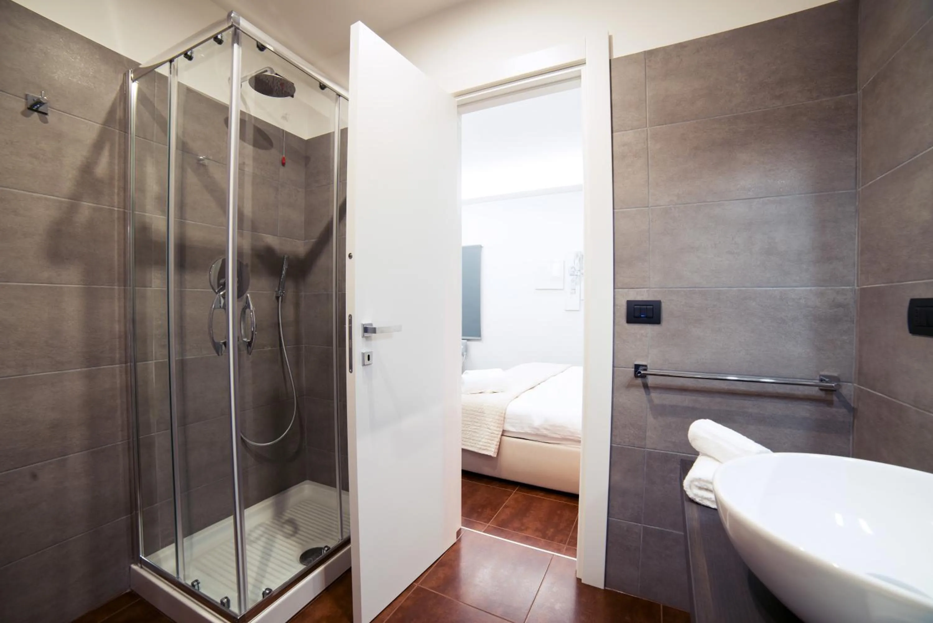 Shower, Bed in Glam House