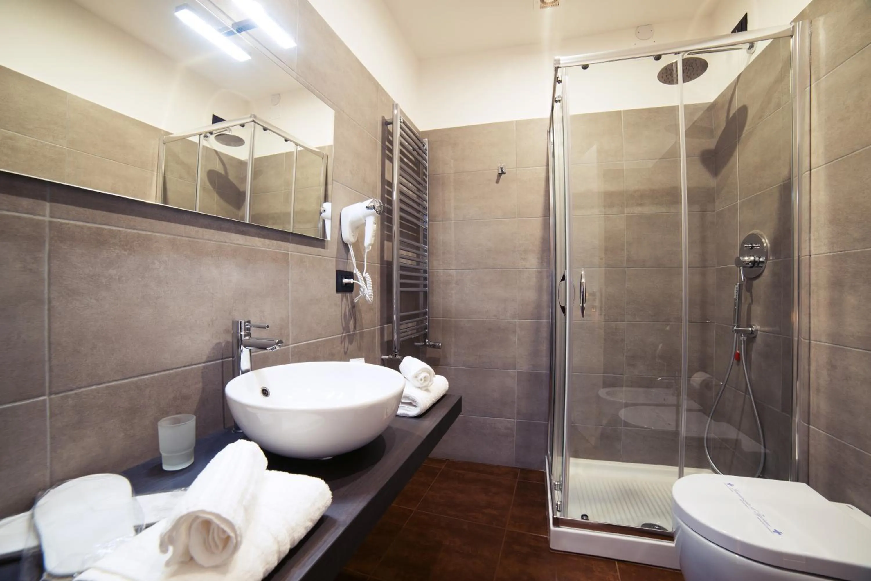 Shower in Glam House