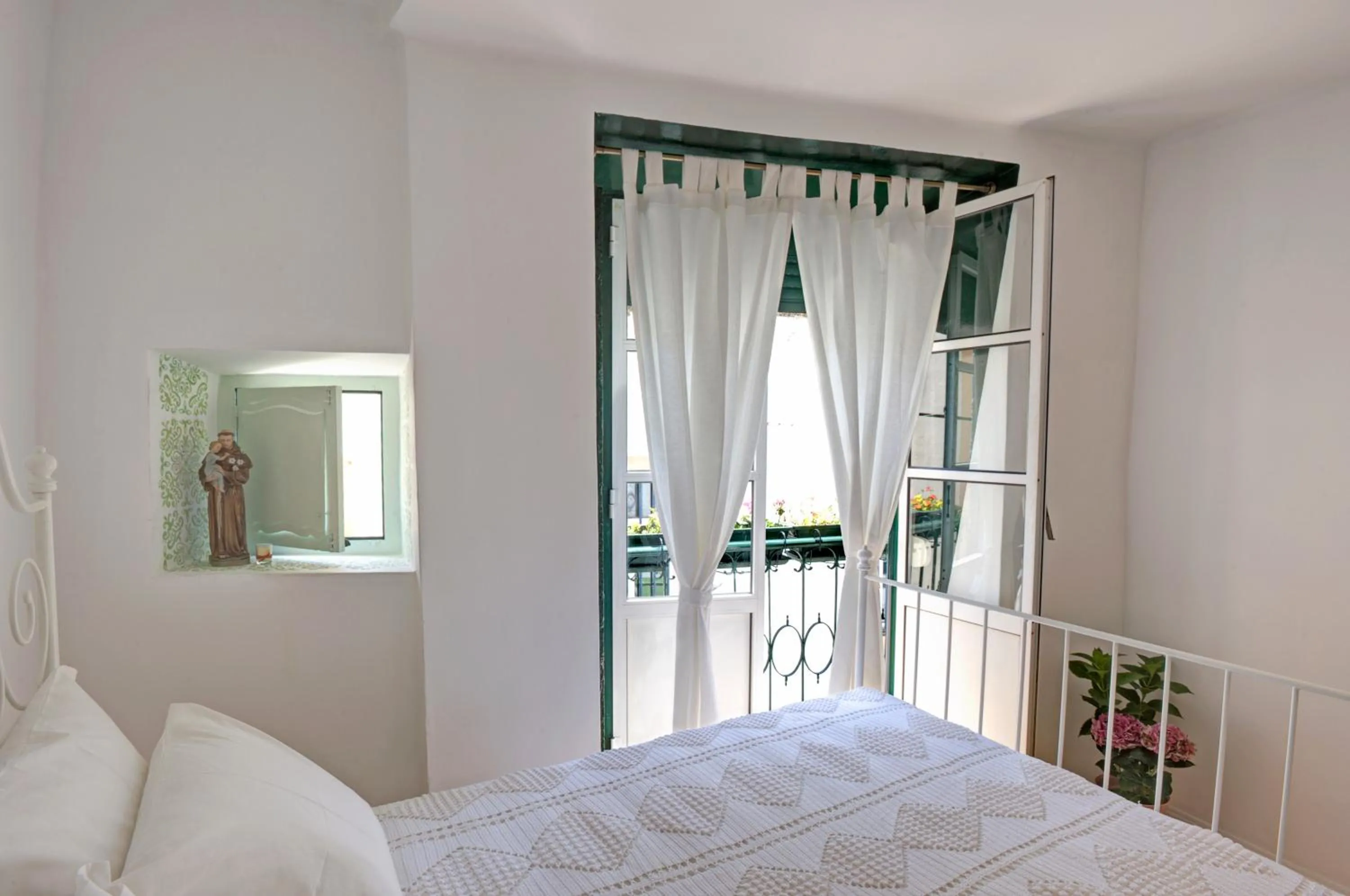 Stay local in Alfama! Alice central home, near river