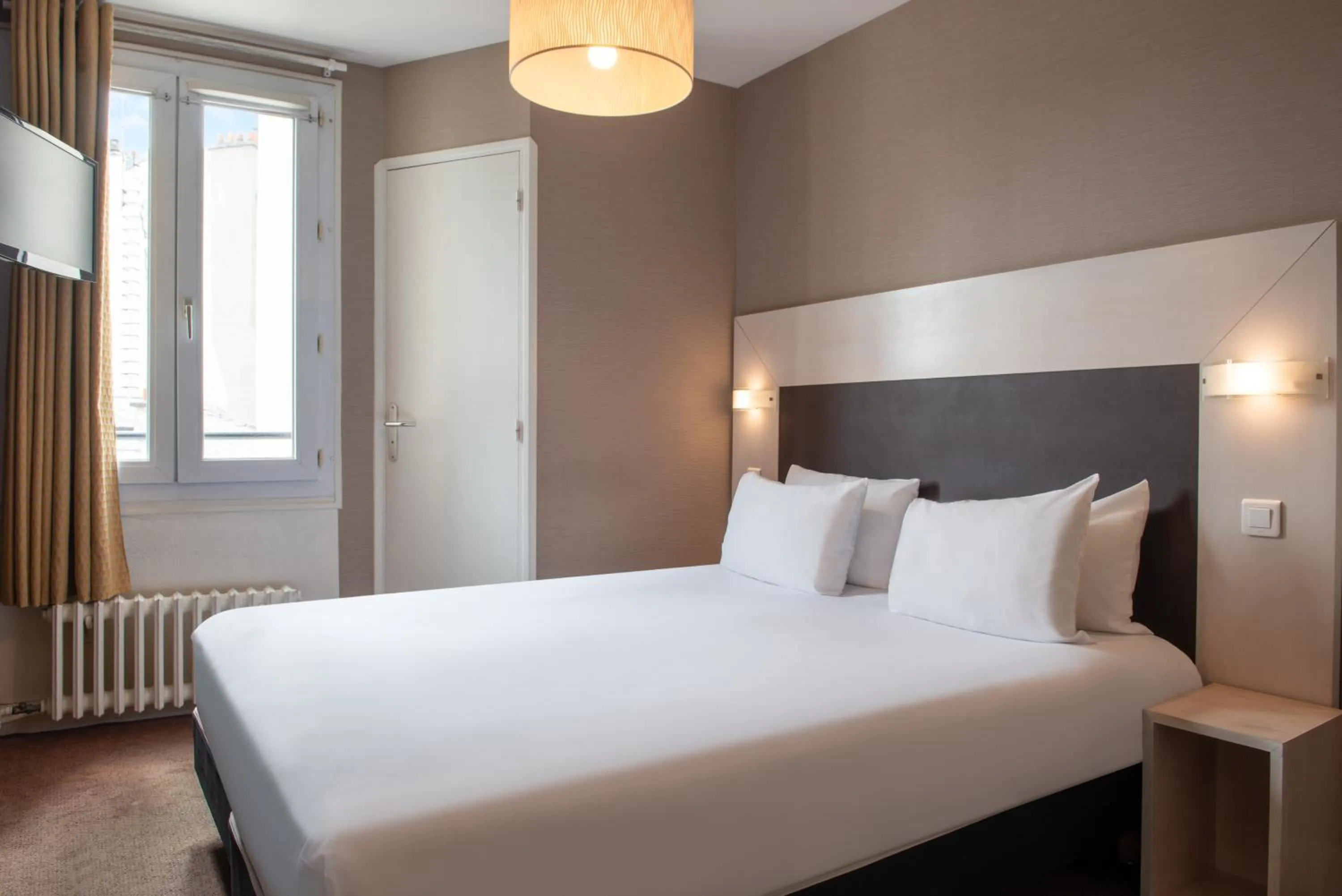 Photo of the whole room, Bed in Hôtel Baldi by Magna Arbor