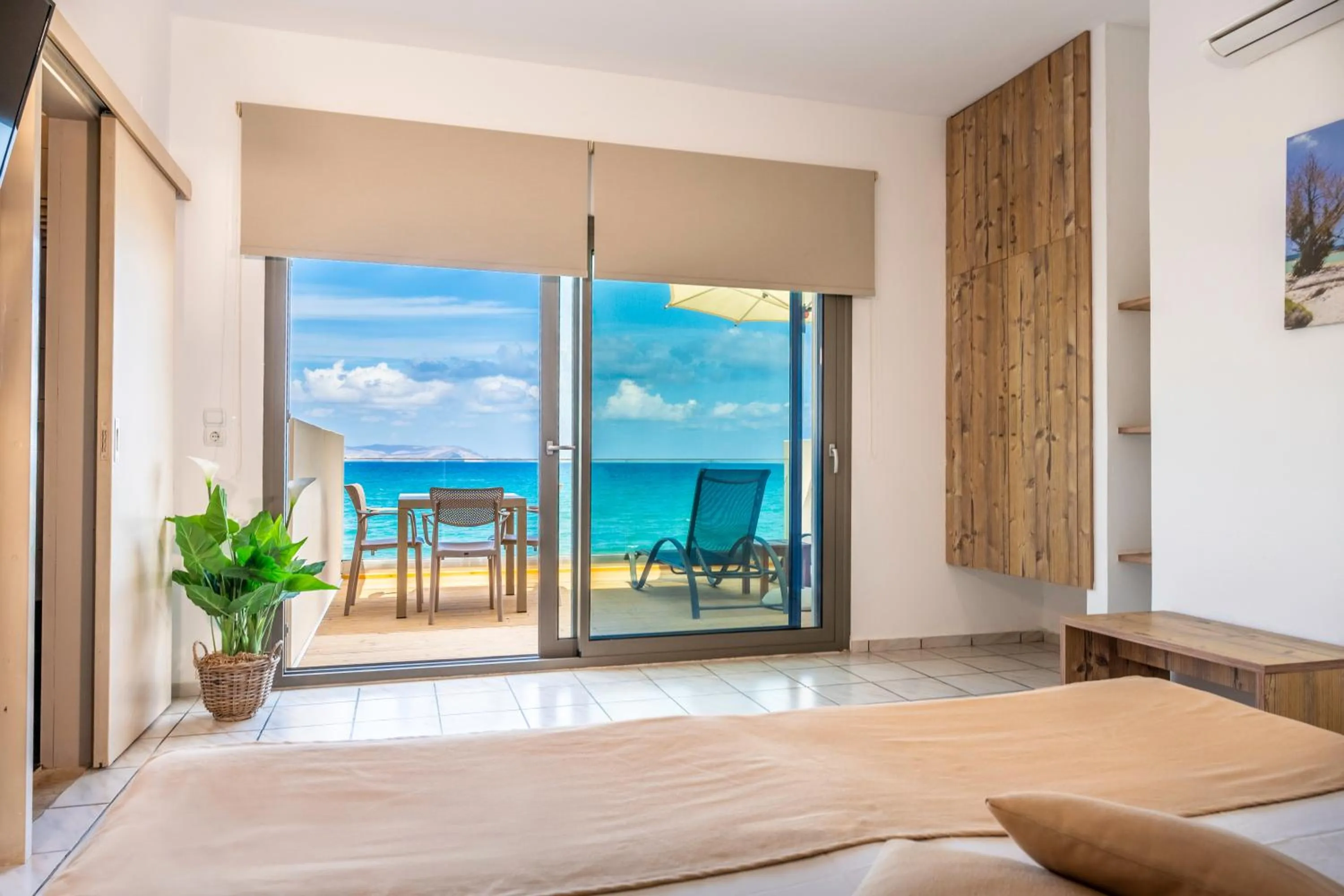 Balcony/Terrace, Bed in Almare Beach