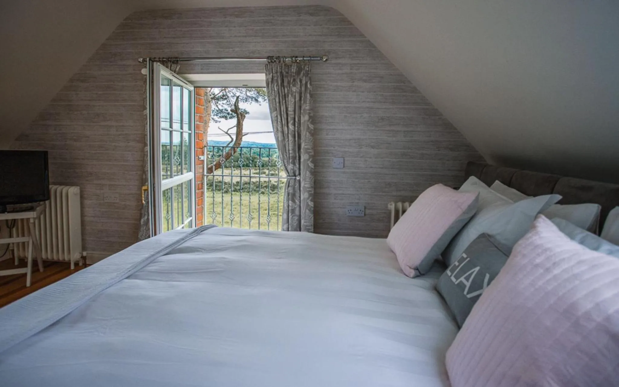 Bedroom, Bed in Bay Tree Cottage