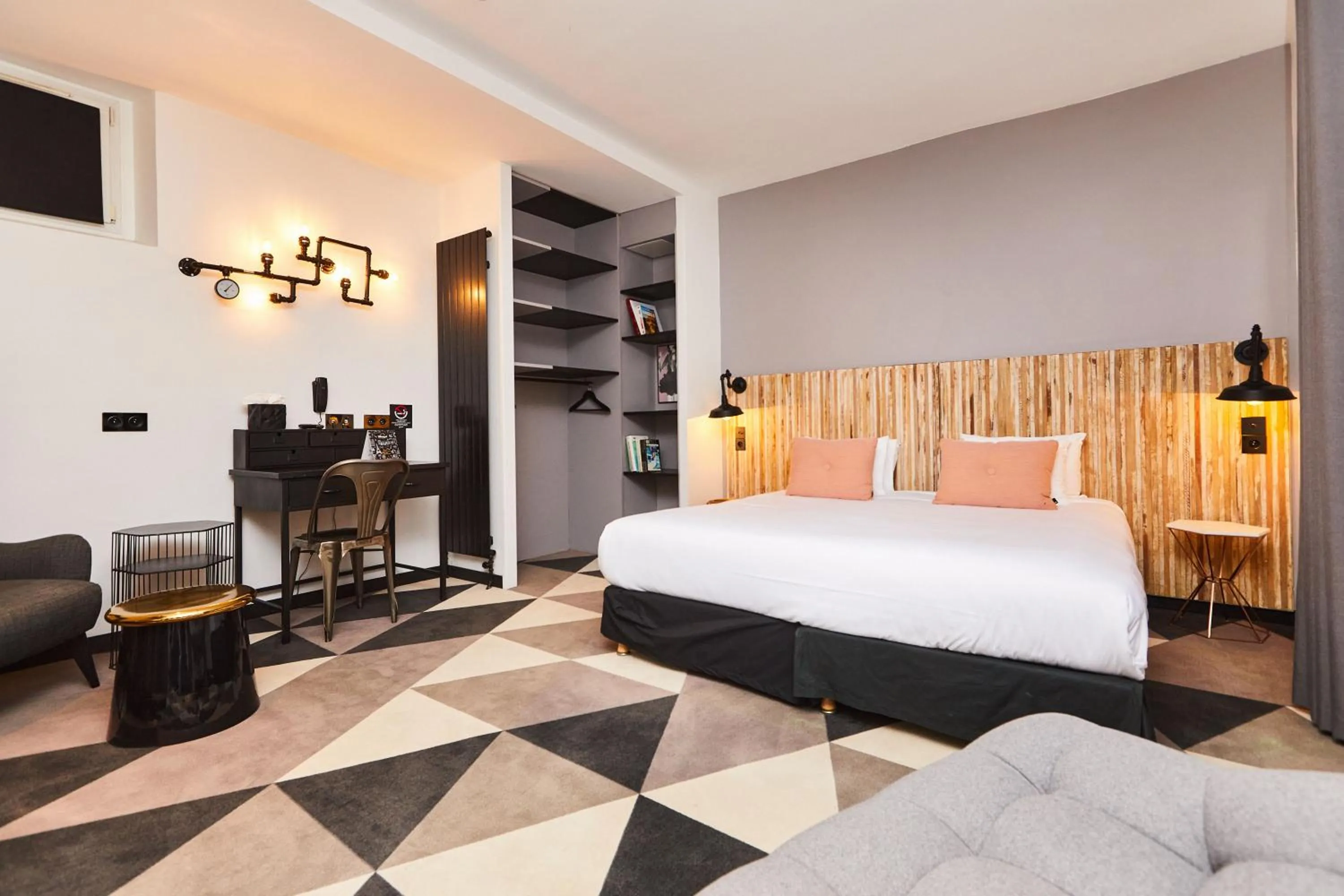 Bedroom, Bed in Madrigal