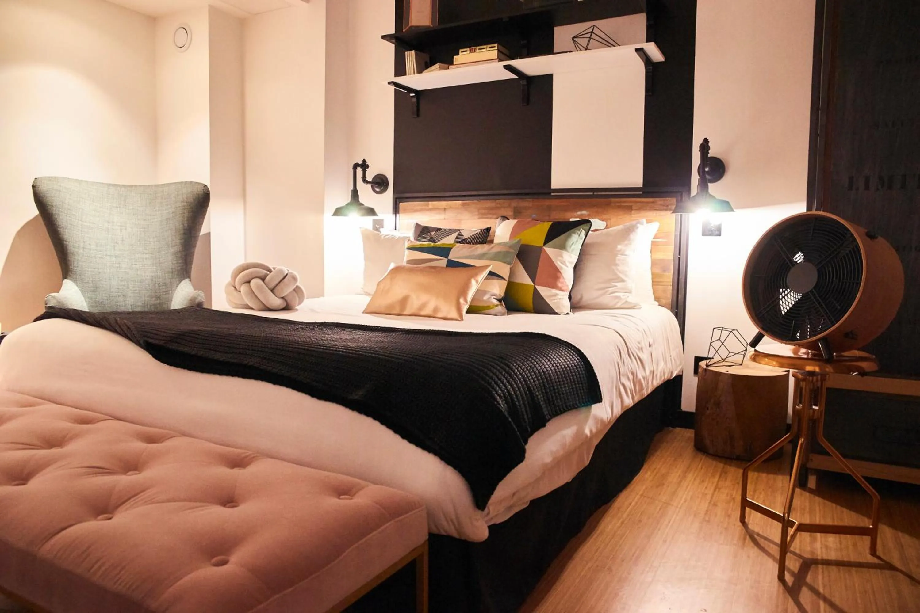 Bedroom, Bed in Madrigal