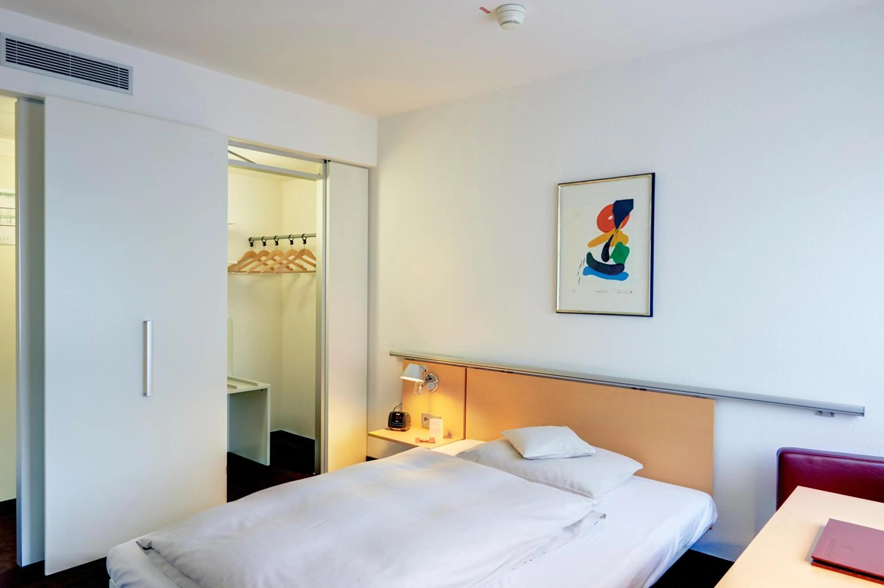 Photo of the whole room, Bed in Maternushaus