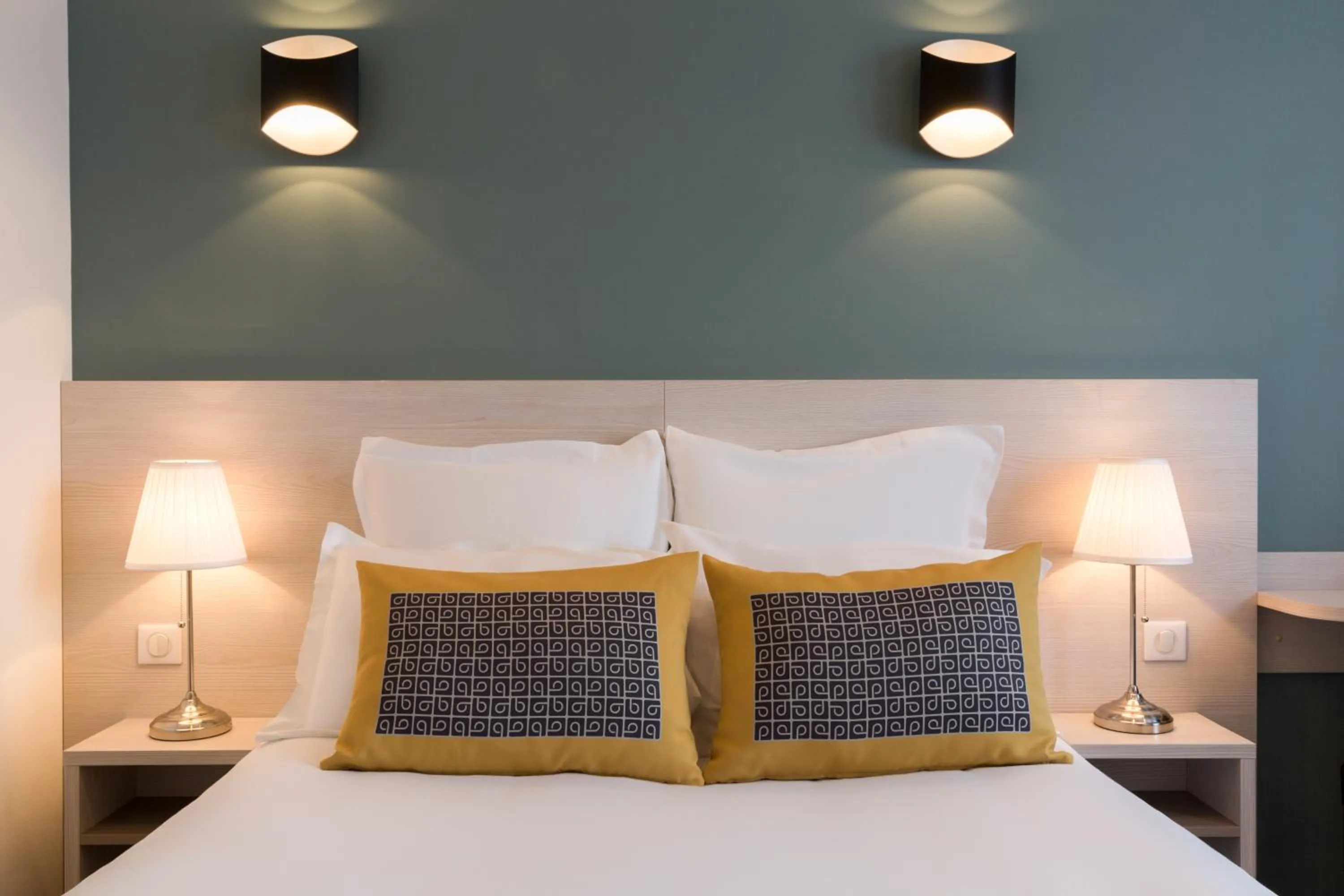 Bedroom, Bed in The Originals City, le Relais des Carnutes Brezolles Verneuil sur Avre