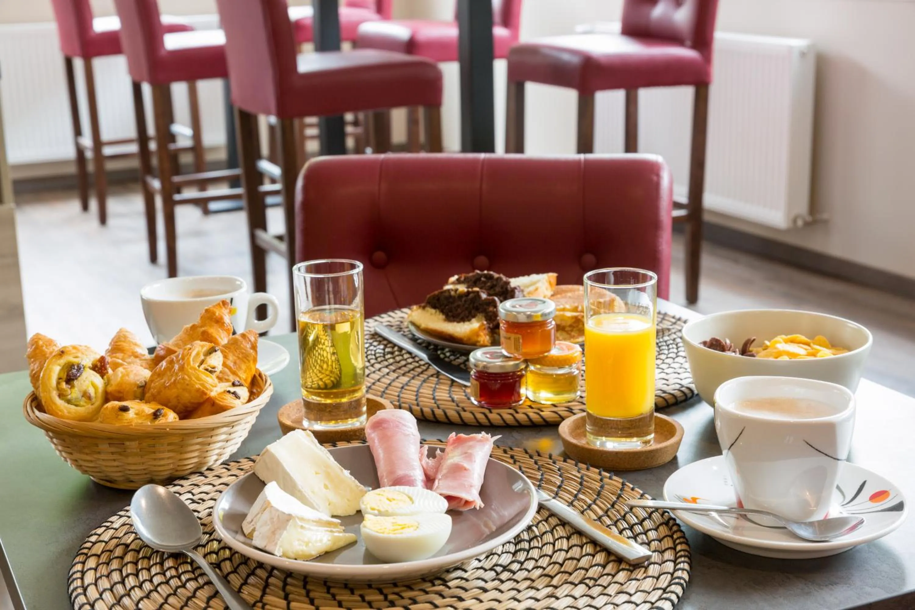 Buffet breakfast in The Originals City, le Relais des Carnutes Brezolles Verneuil sur Avre