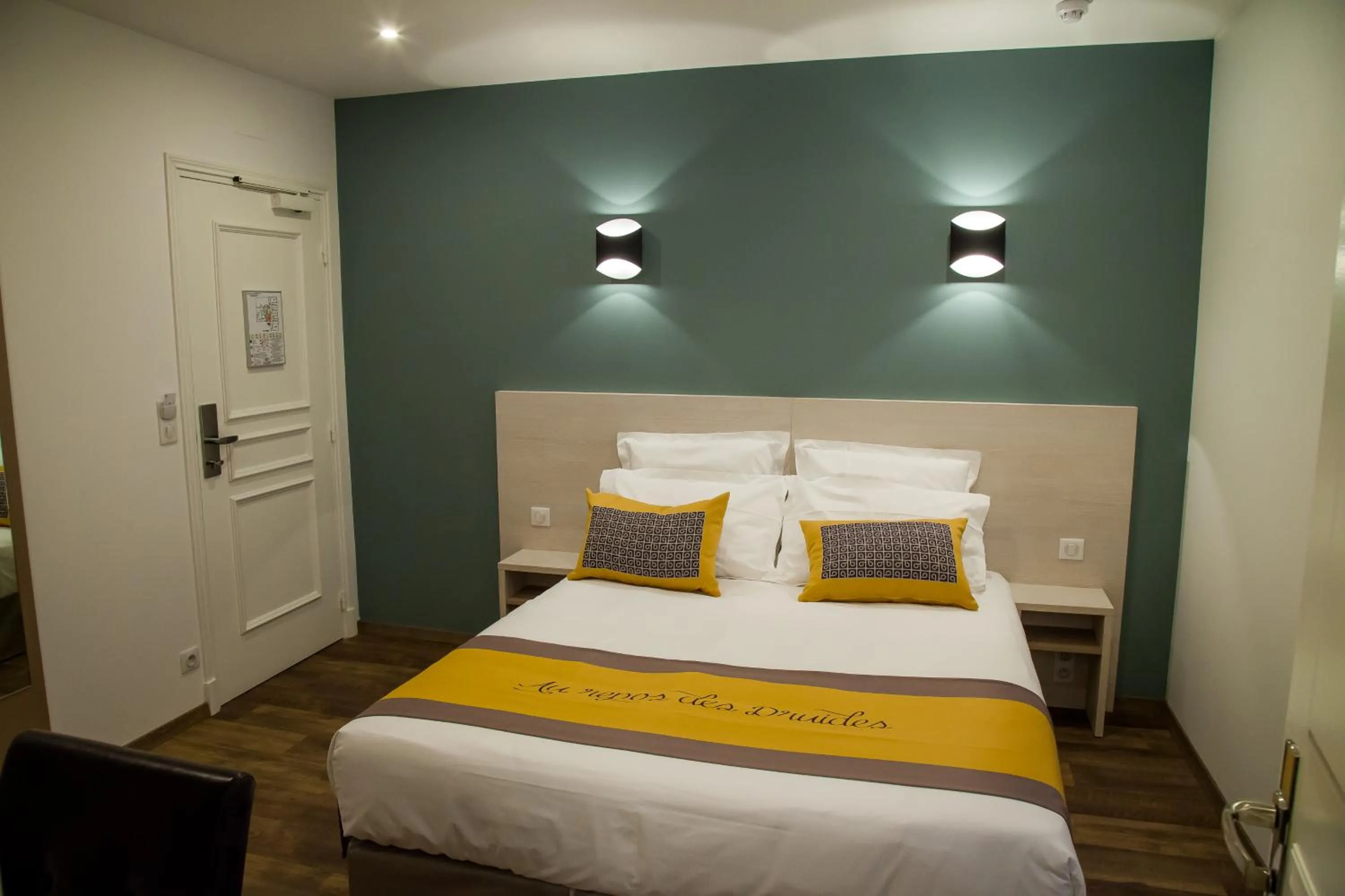 Photo of the whole room, Bed in The Originals City, le Relais des Carnutes Brezolles Verneuil sur Avre