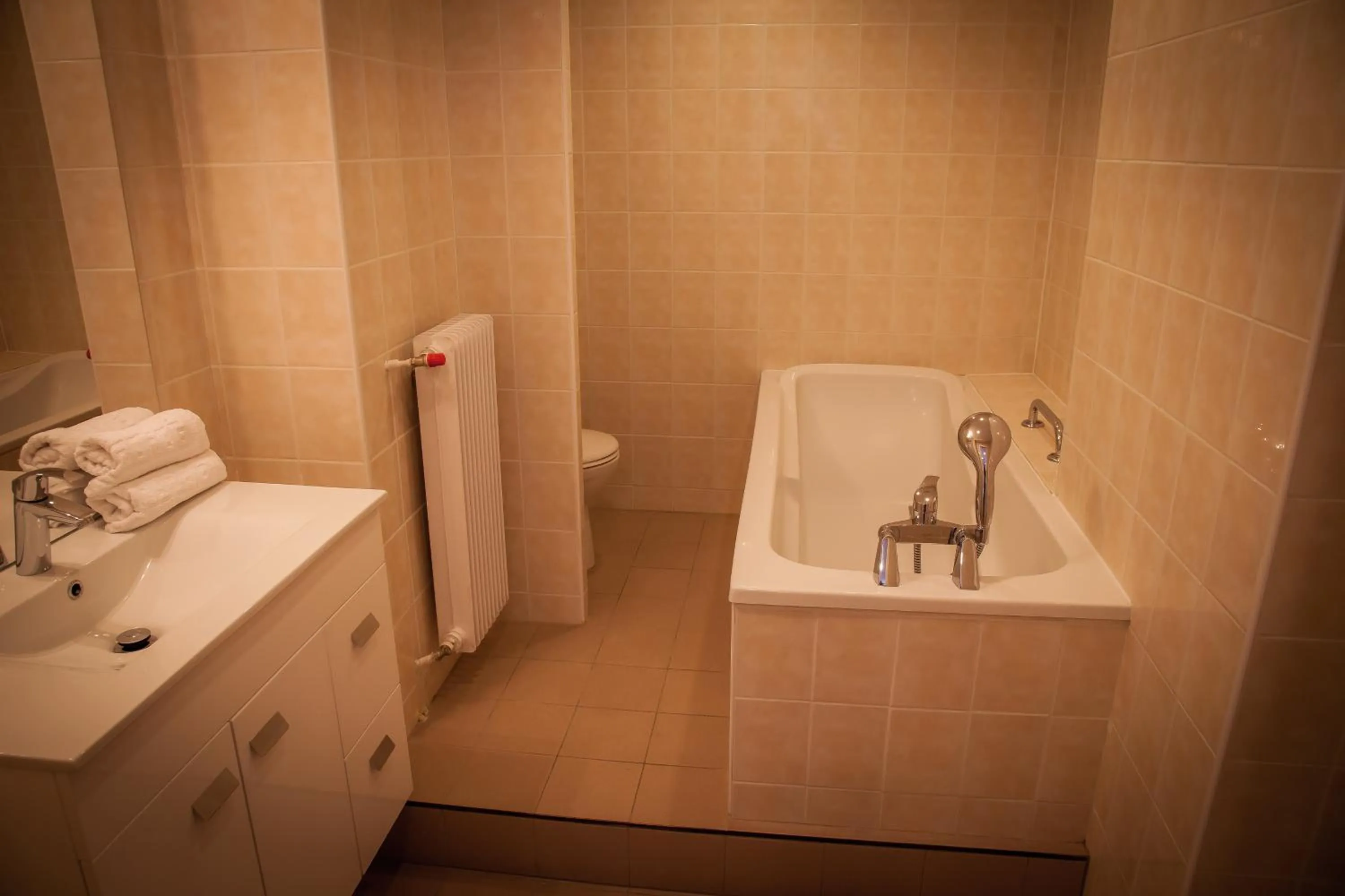 Bathroom in The Originals City, le Relais des Carnutes Brezolles Verneuil sur Avre