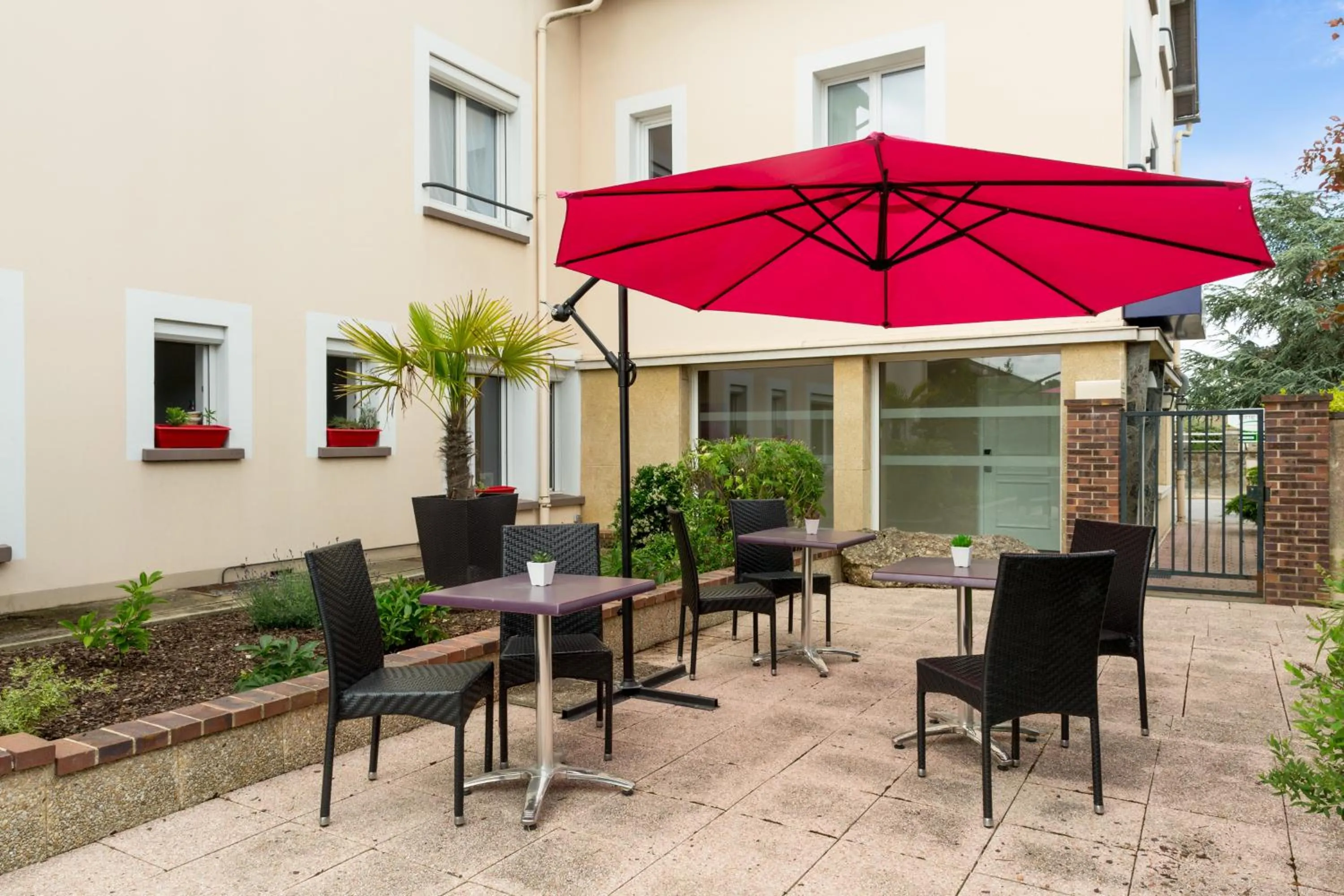 Patio in The Originals City, le Relais des Carnutes Brezolles Verneuil sur Avre