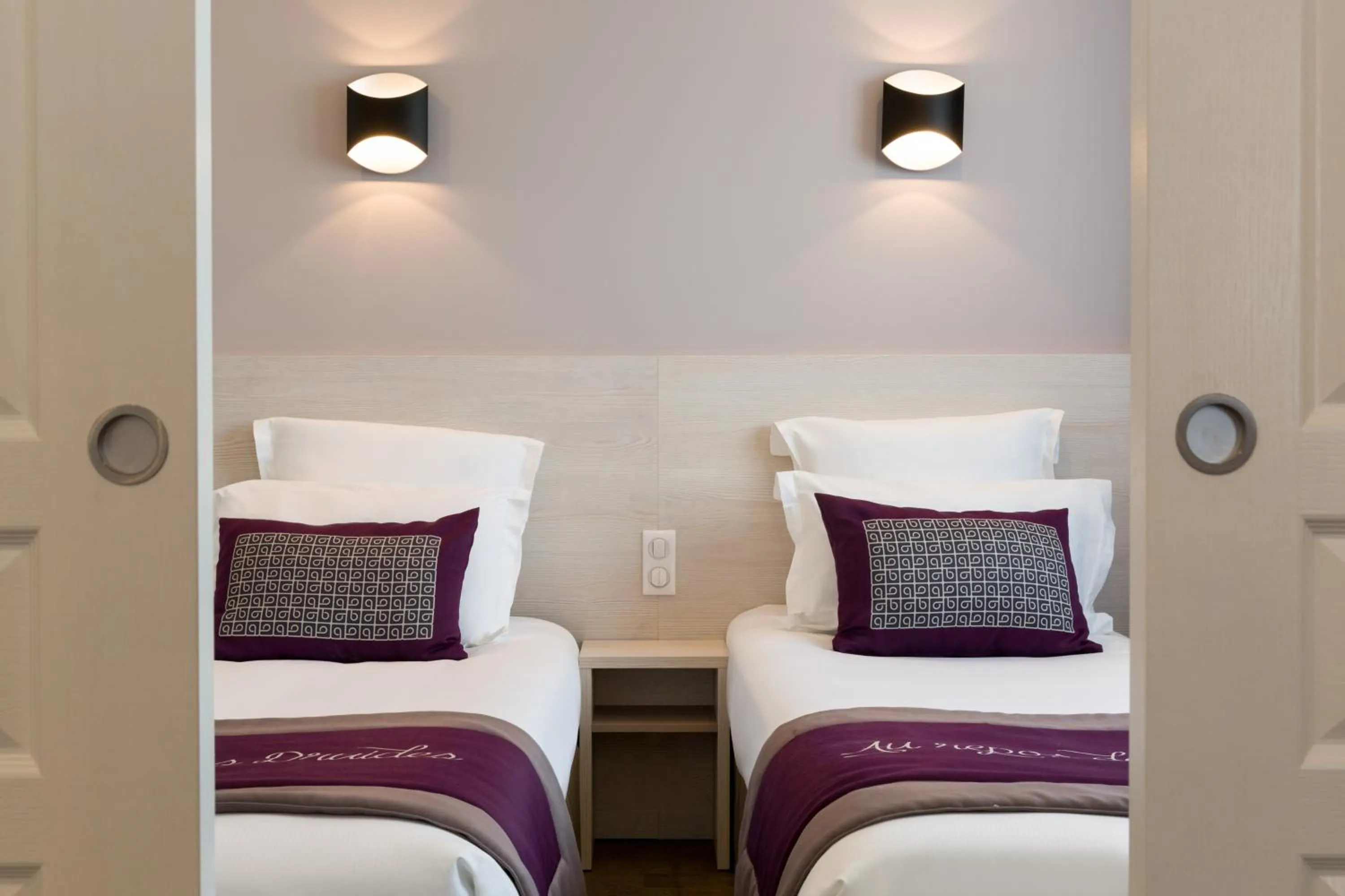 Bedroom, Bed in The Originals City, le Relais des Carnutes Brezolles Verneuil sur Avre