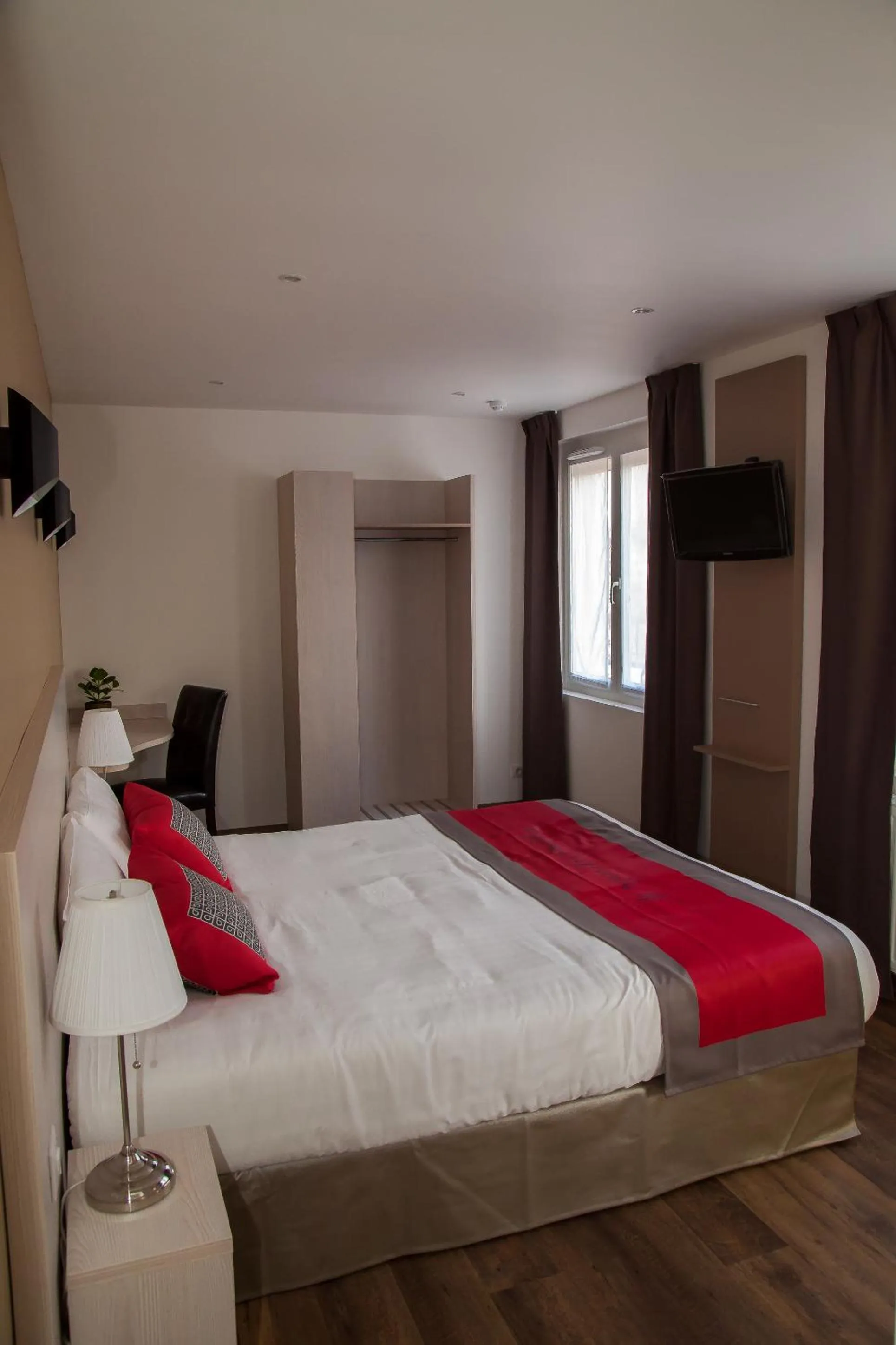 Bedroom, Bed in The Originals City, le Relais des Carnutes Brezolles Verneuil sur Avre