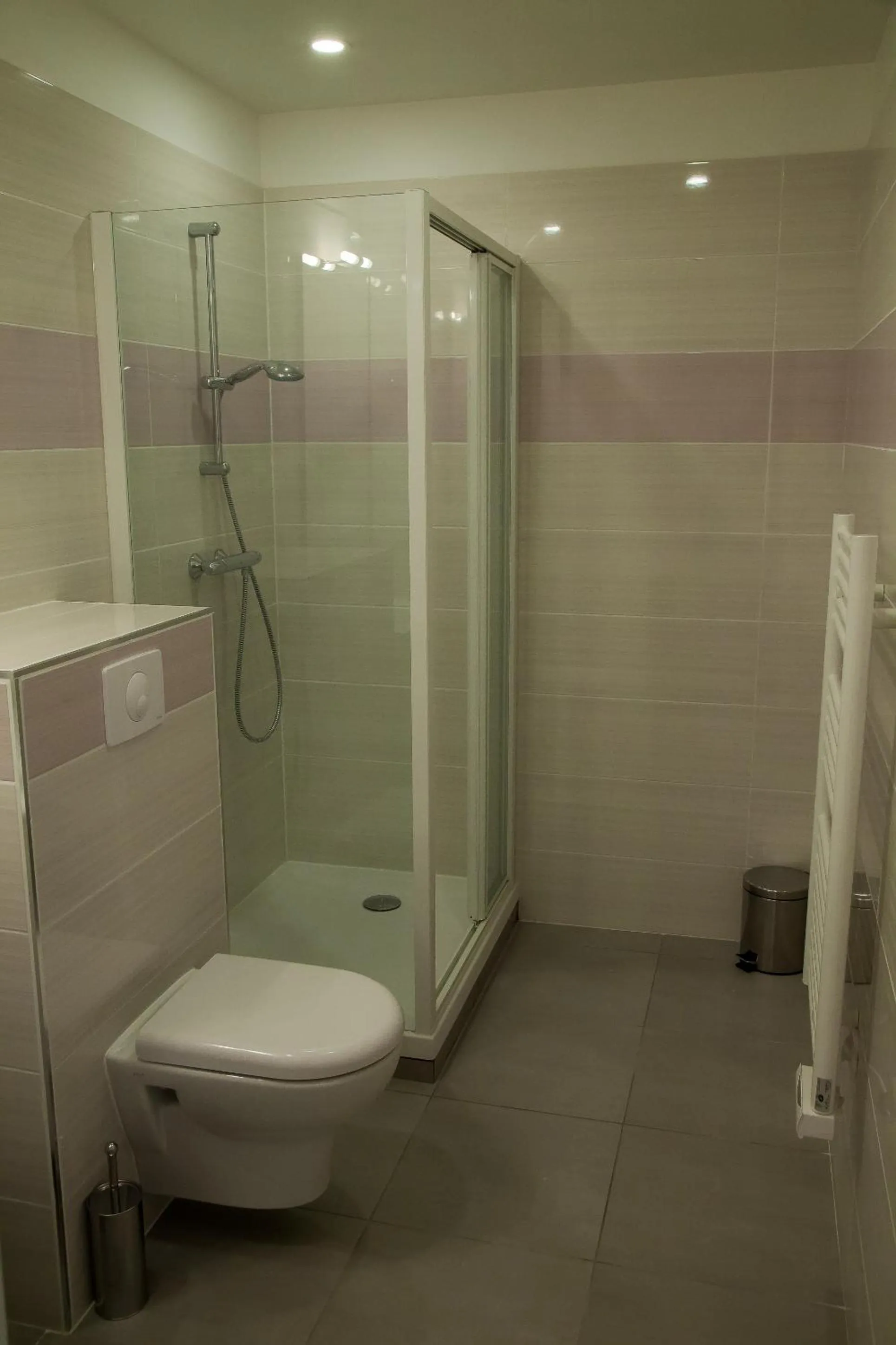 Bathroom in The Originals City, le Relais des Carnutes Brezolles Verneuil sur Avre