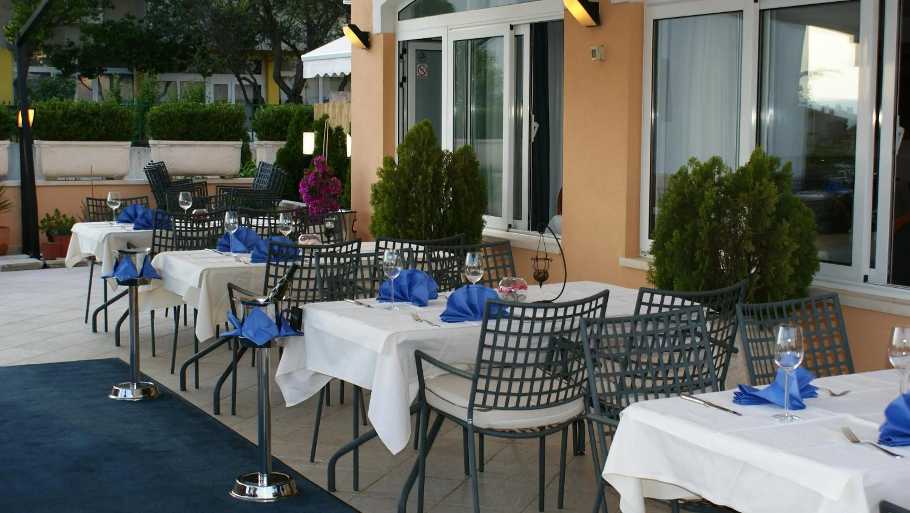 Restaurant/places to eat in Hotel Rosina