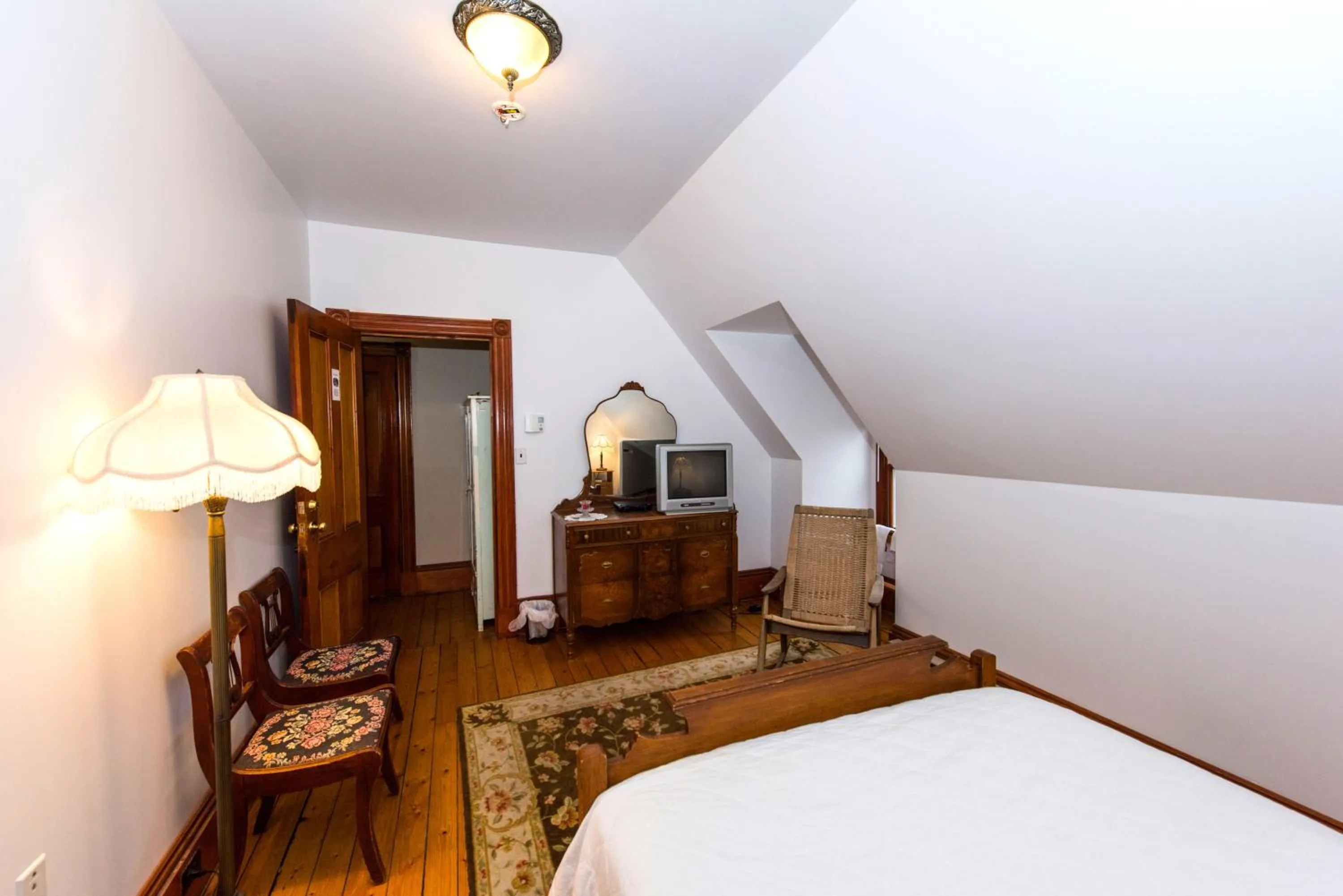 Photo of the whole room, Bed in Le Griffon