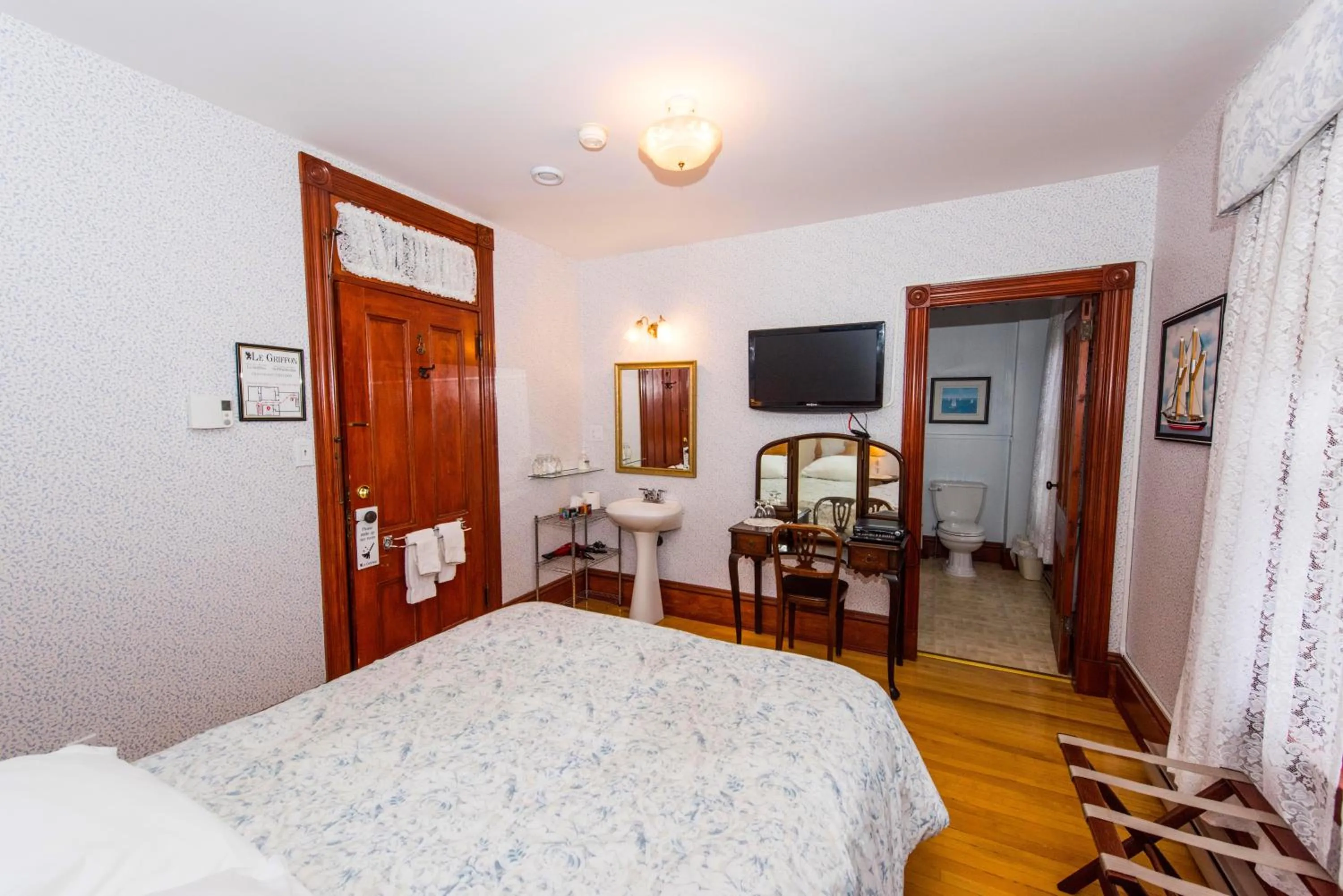 Photo of the whole room, Bed in Le Griffon