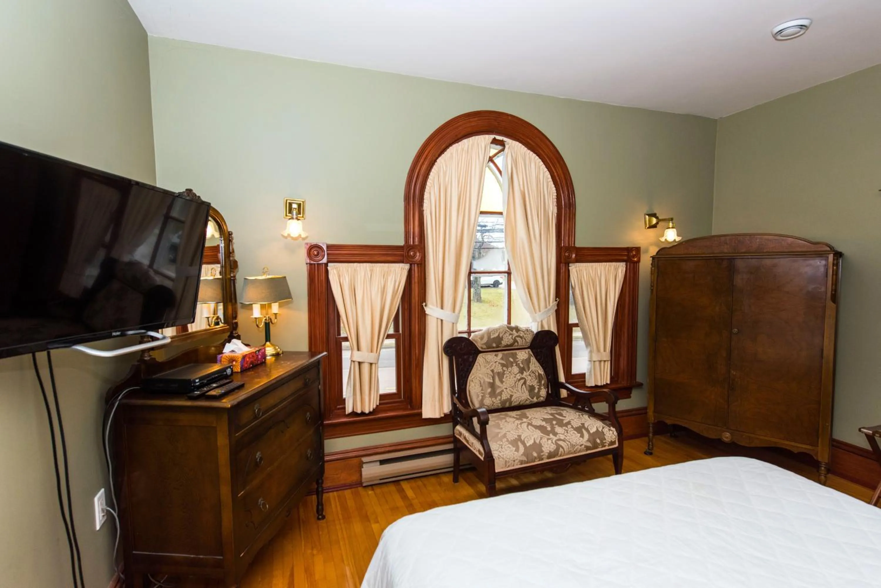 Decorative detail, Bed in Le Griffon