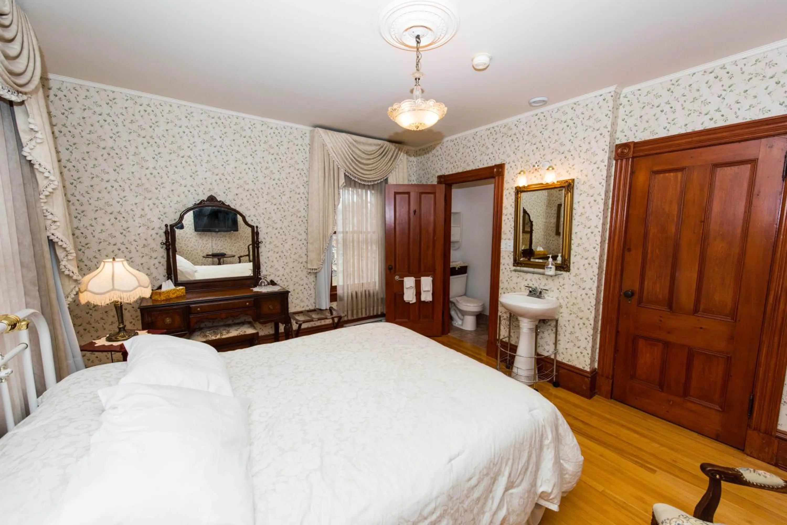 Photo of the whole room, Bed in Le Griffon