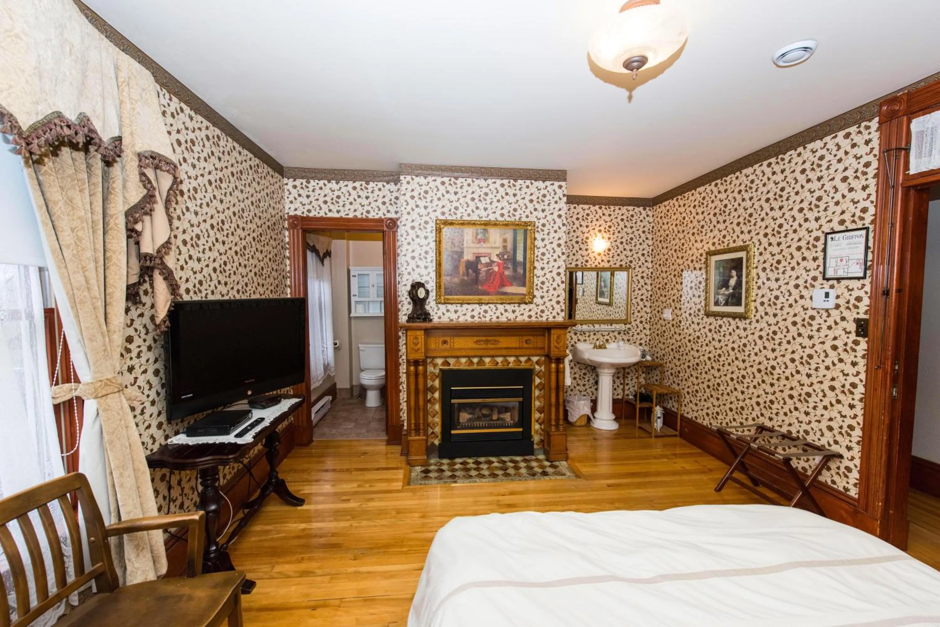 Shower, Bed in Le Griffon