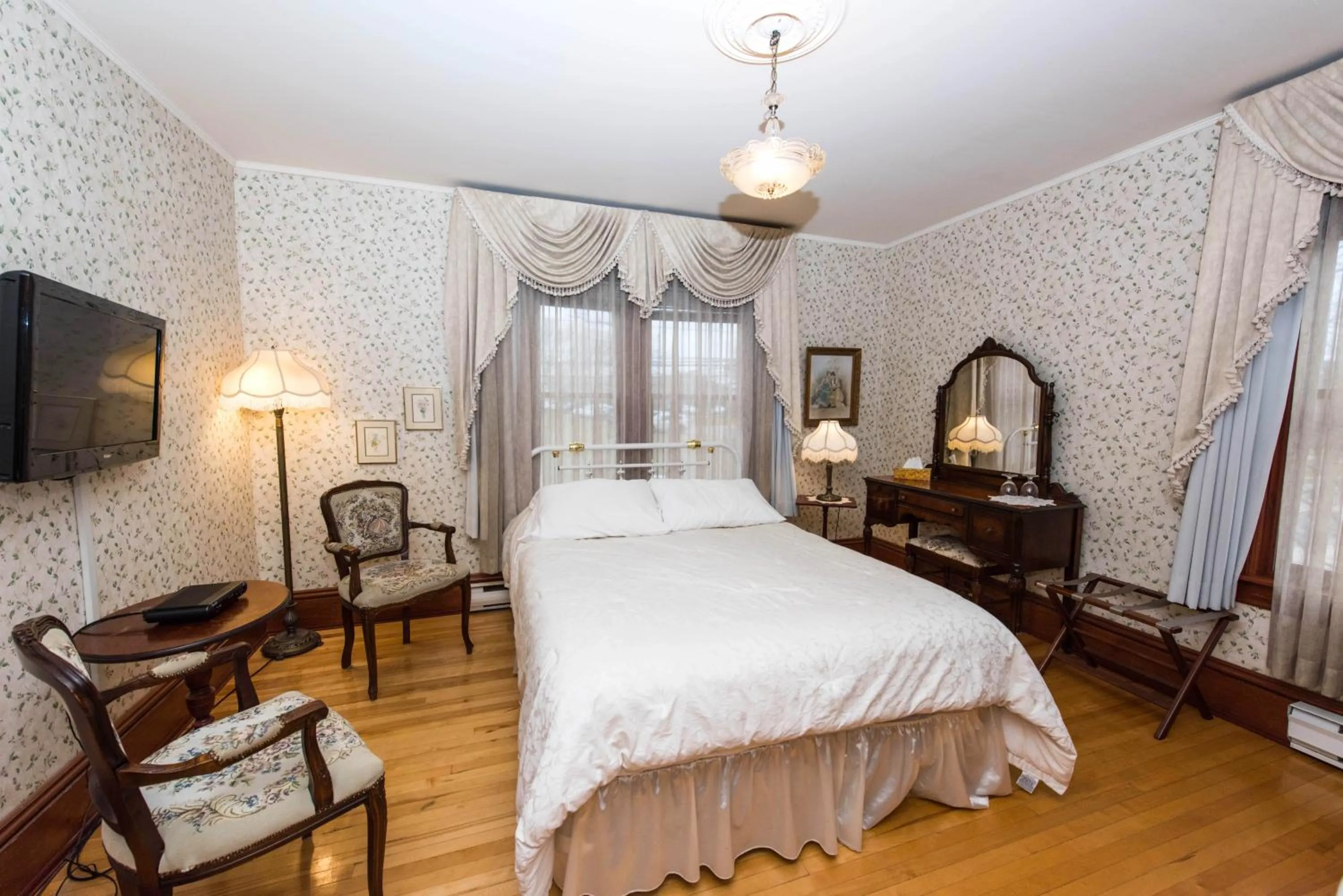 Photo of the whole room, Bed in Le Griffon