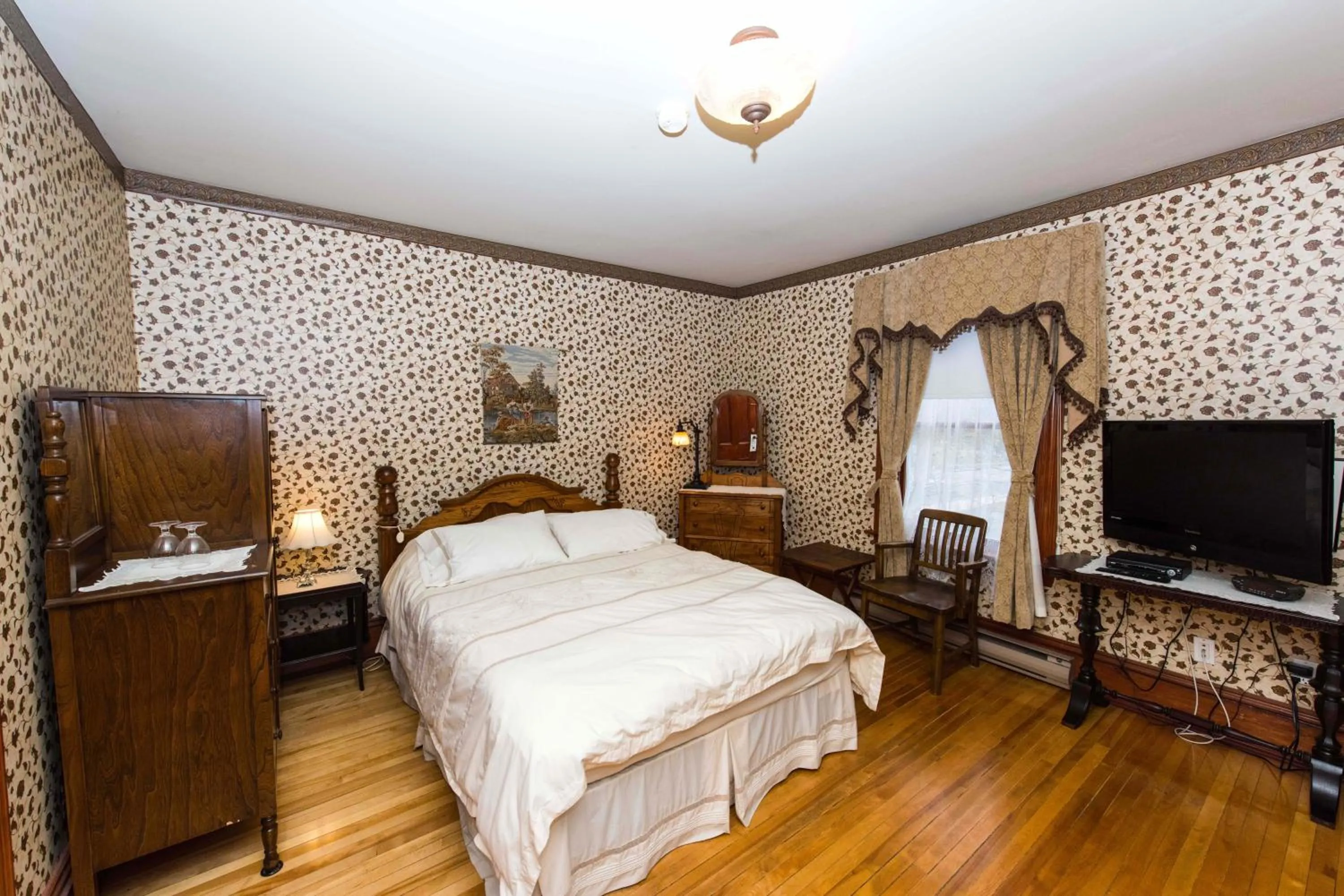 Photo of the whole room, Bed in Le Griffon
