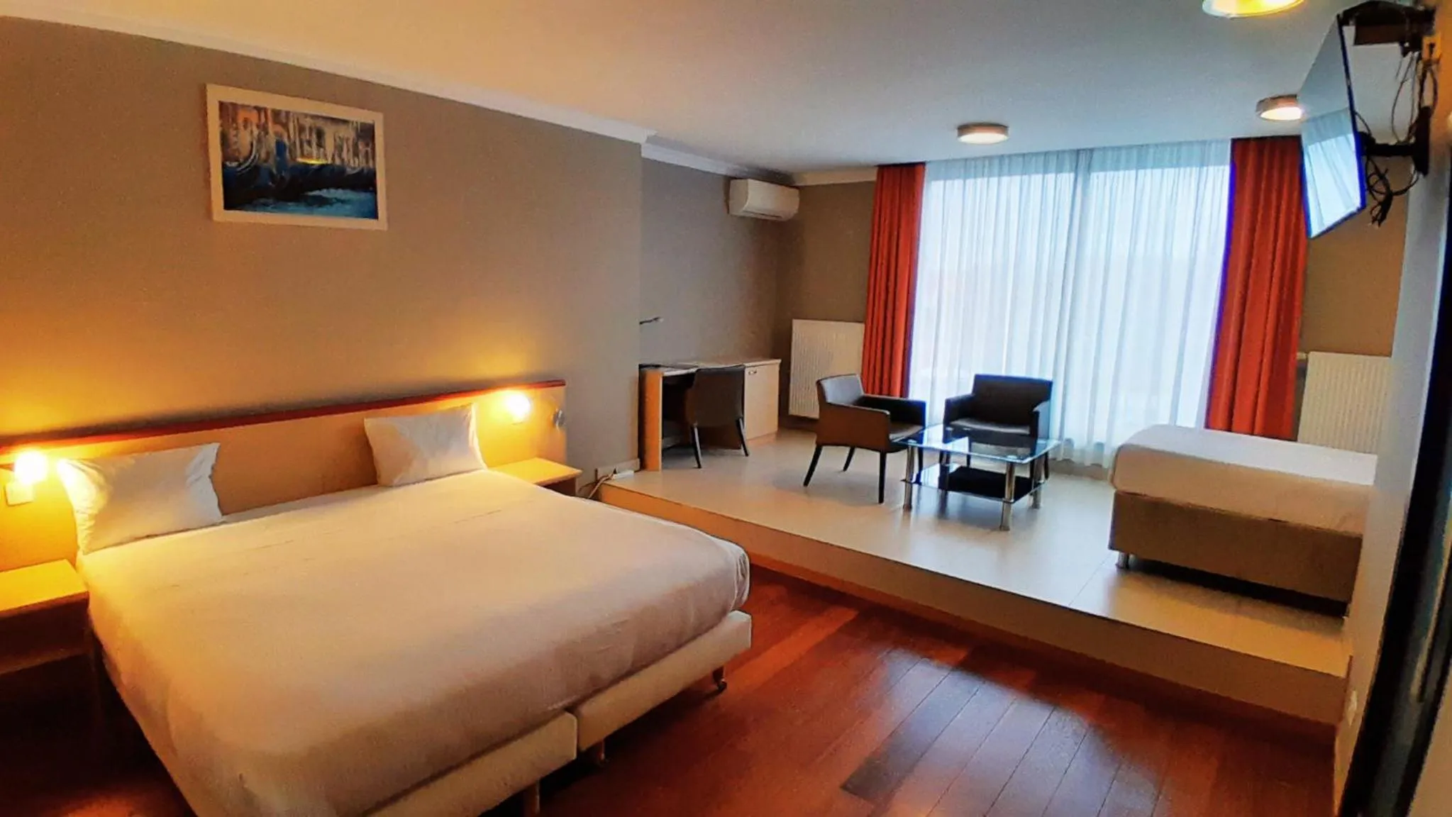 Photo of the whole room, Bed in Hotel Taormina Brussels Airport