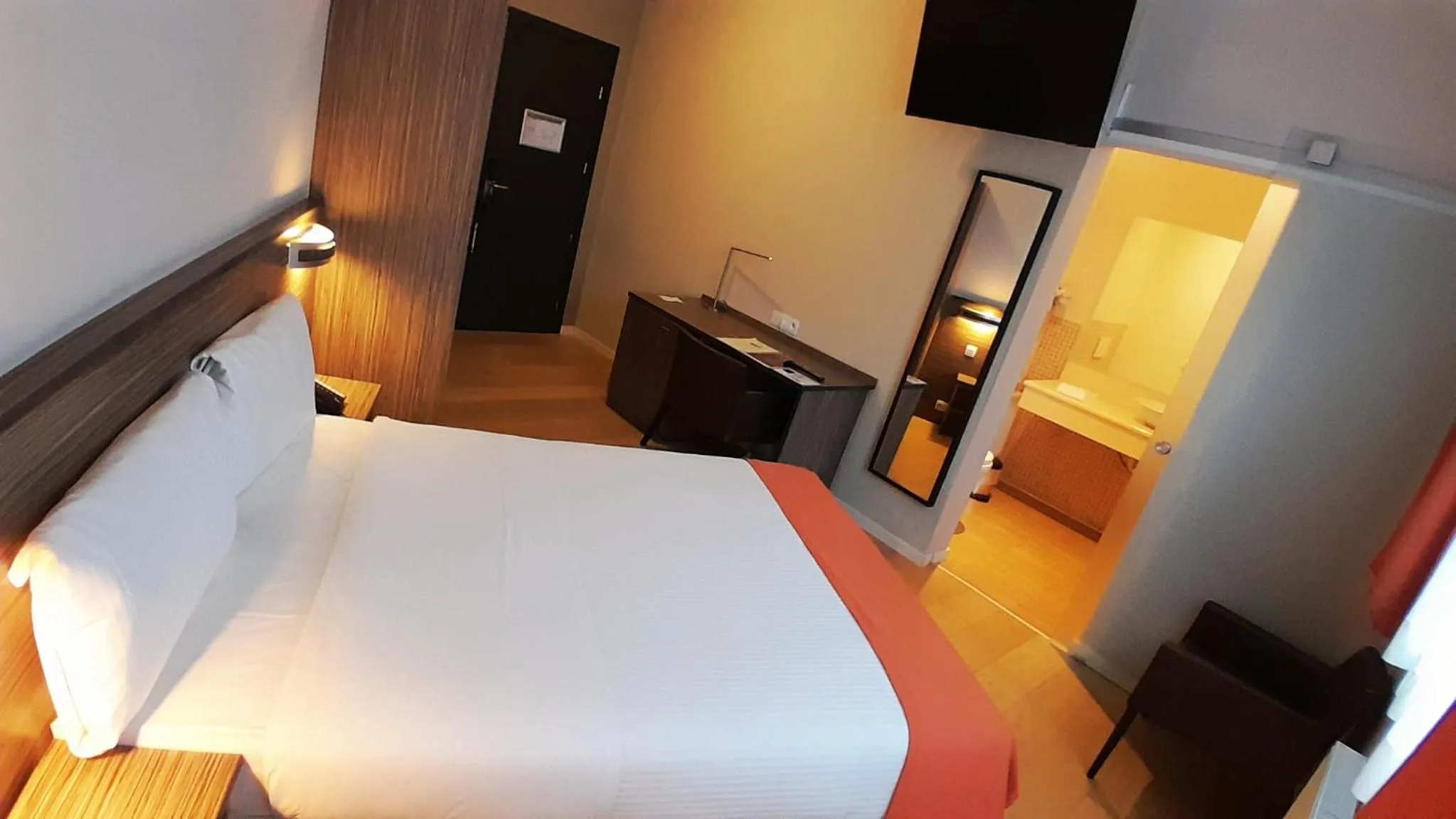 Photo of the whole room, Bed in Hotel Taormina Brussels Airport