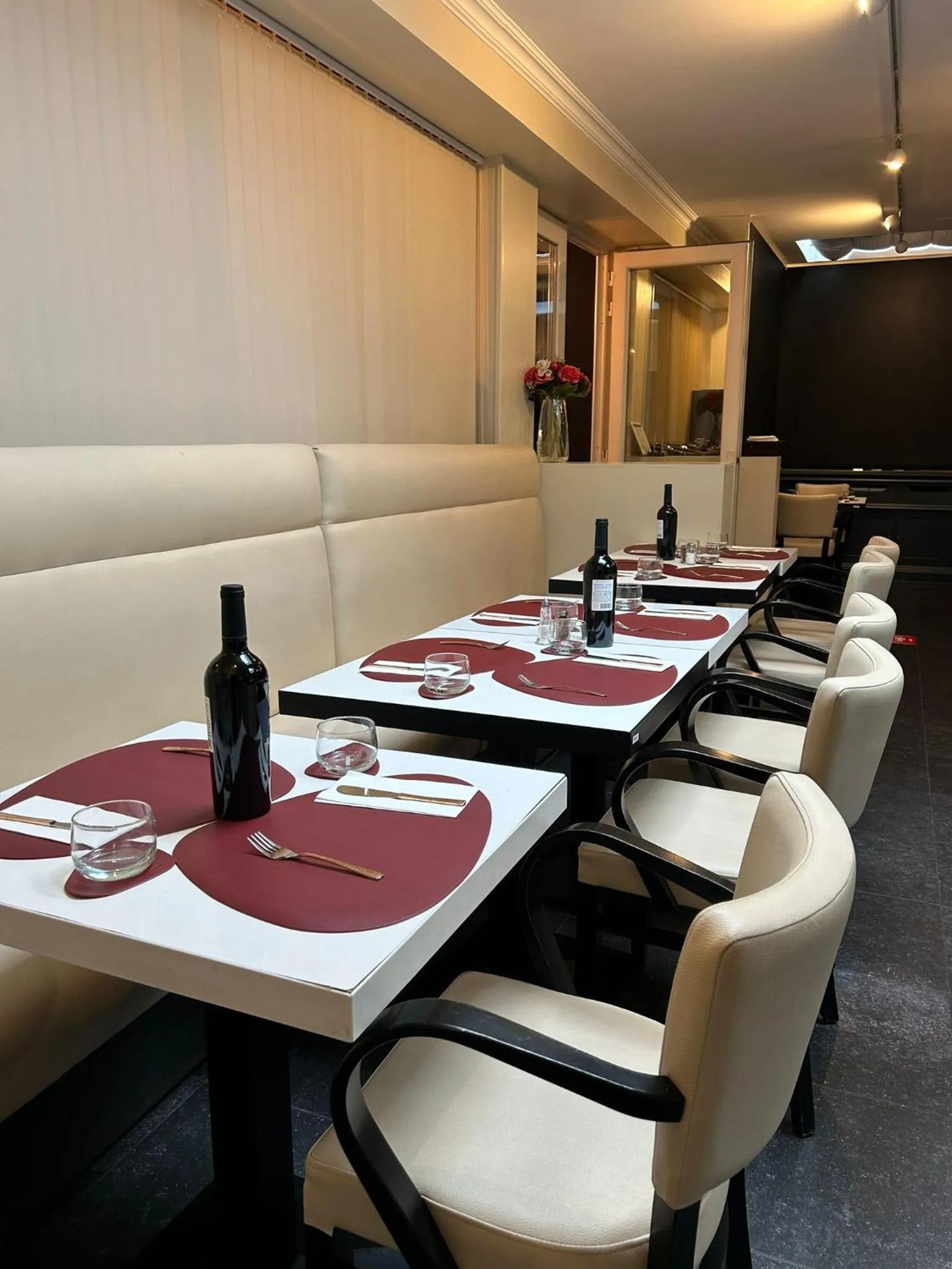 Restaurant/places to eat in Hotel Taormina Brussels Airport