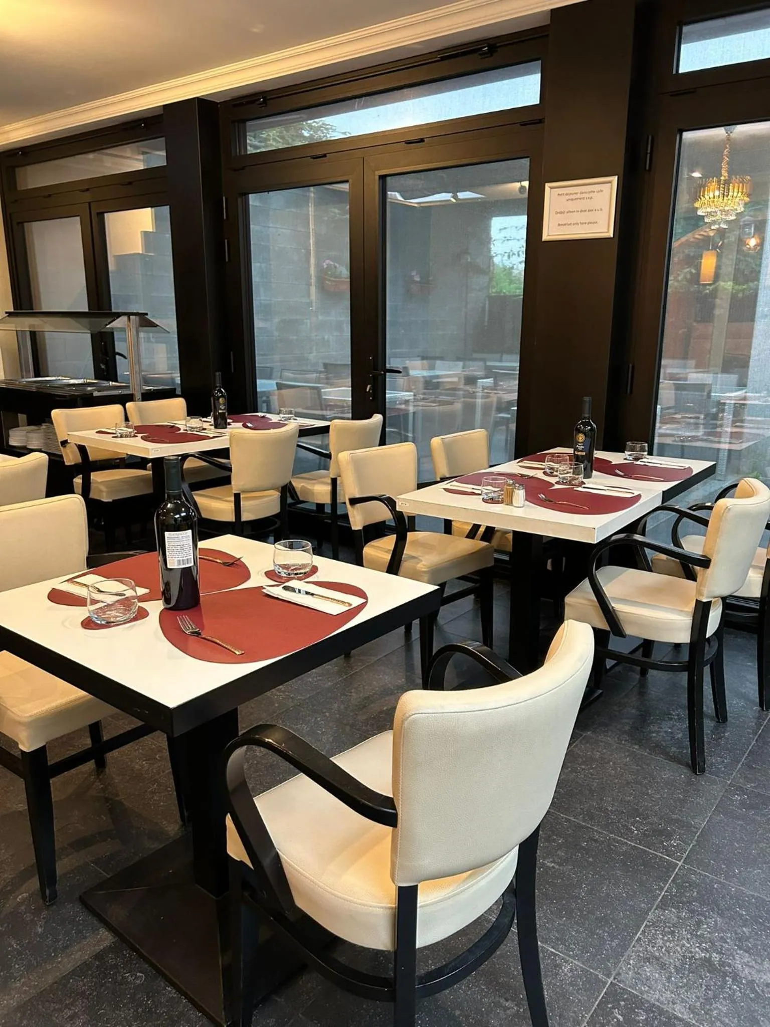 Restaurant/places to eat in Hotel Taormina Brussels Airport