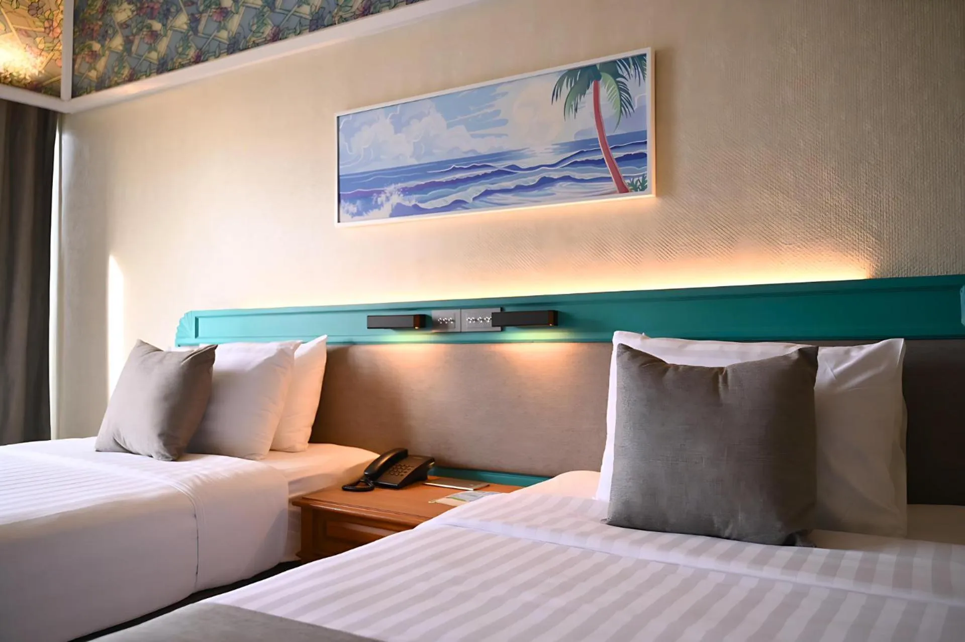 Bed in Pattaya Park Beach Resort