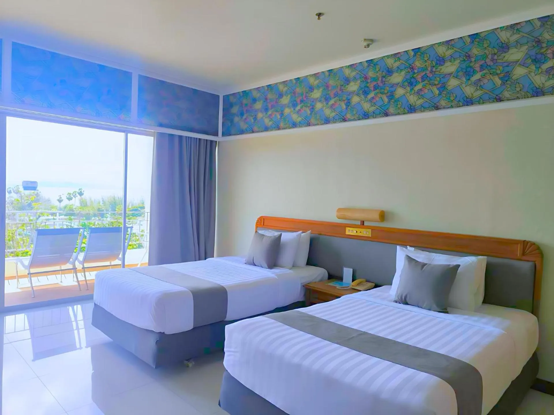 Bed in Pattaya Park Beach Resort