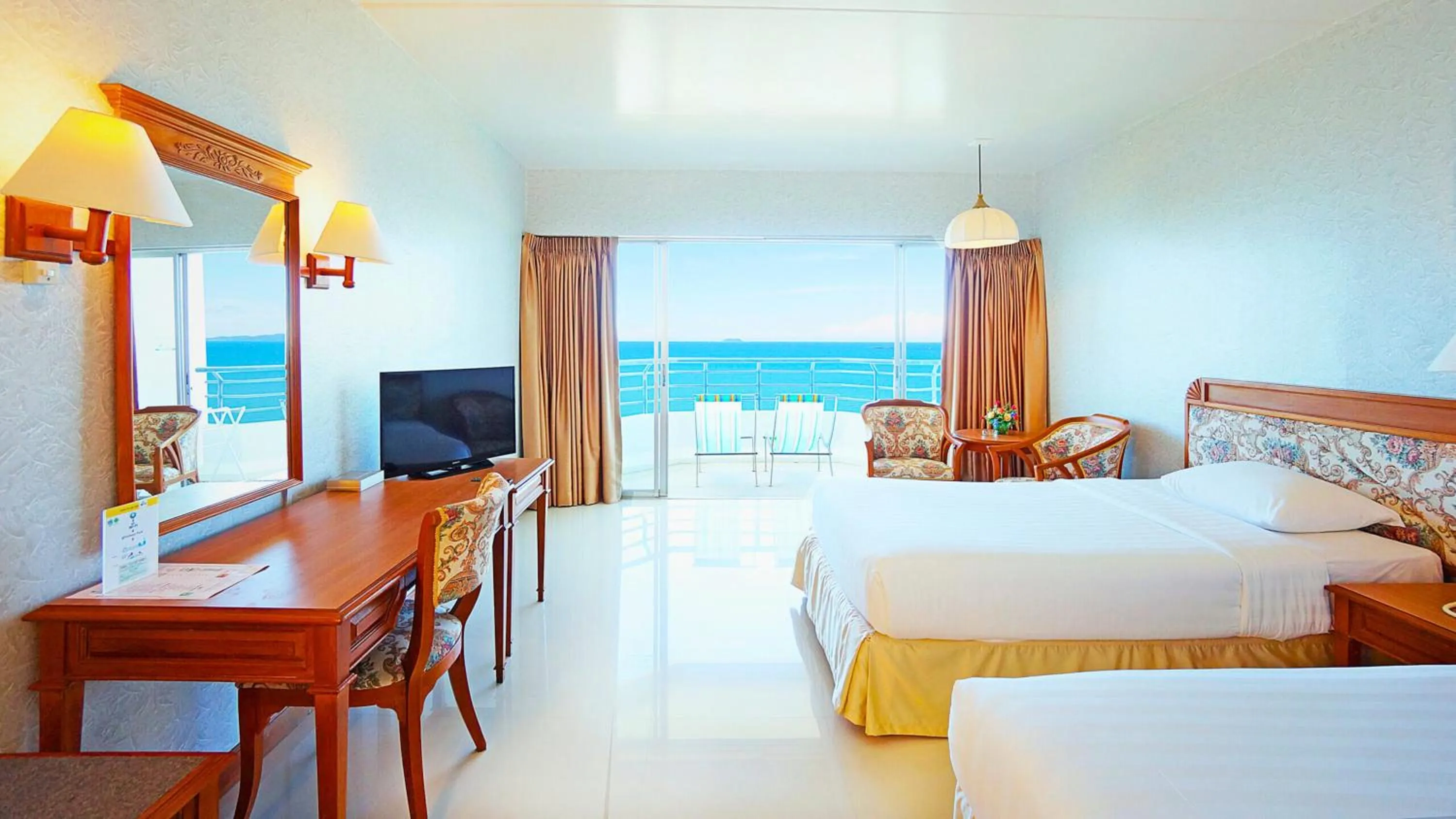 Bed in Pattaya Park Beach Resort