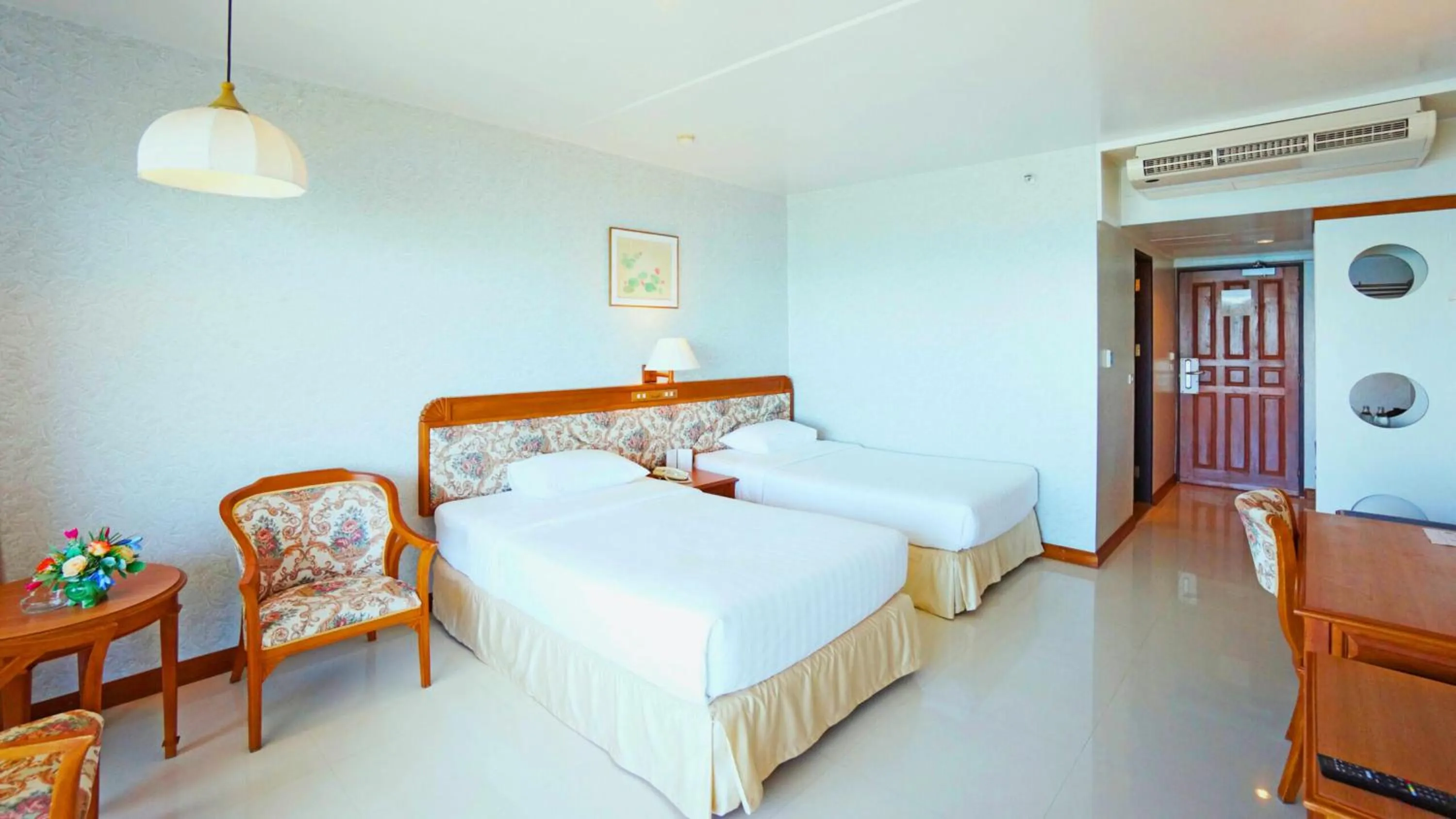 Bed in Pattaya Park Beach Resort