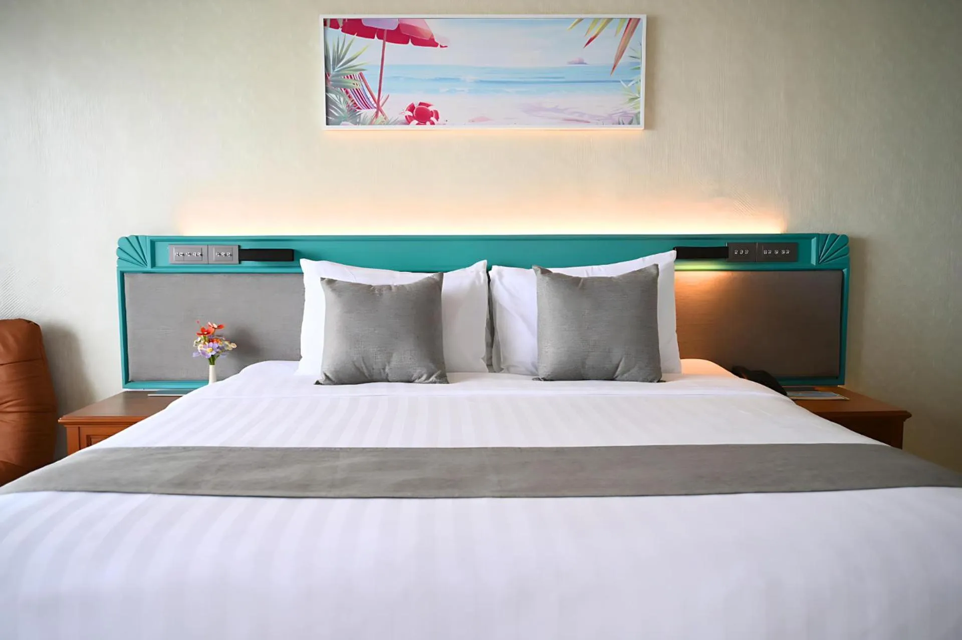 Bed in Pattaya Park Beach Resort