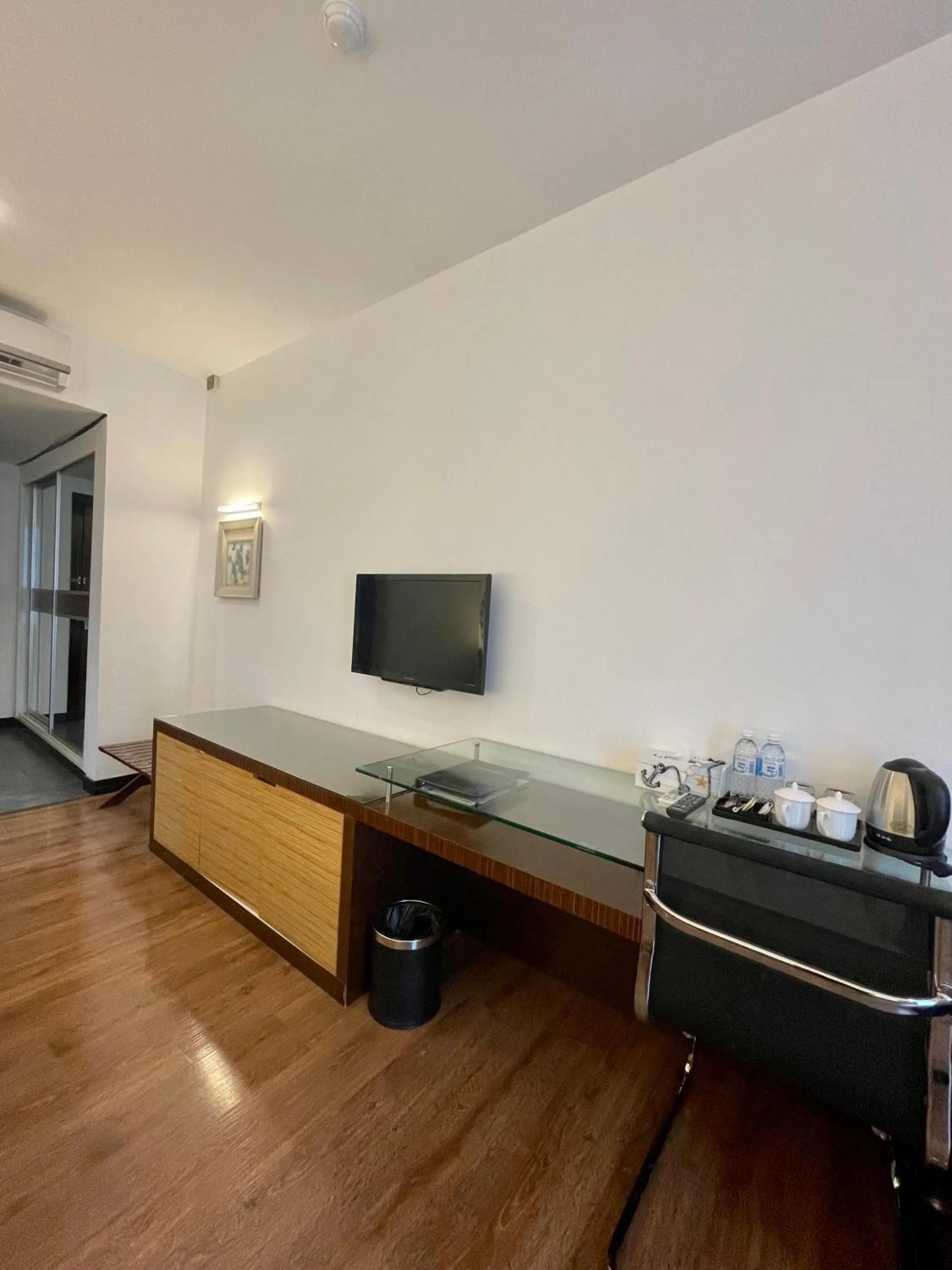 Decorative detail in New World Express Motel