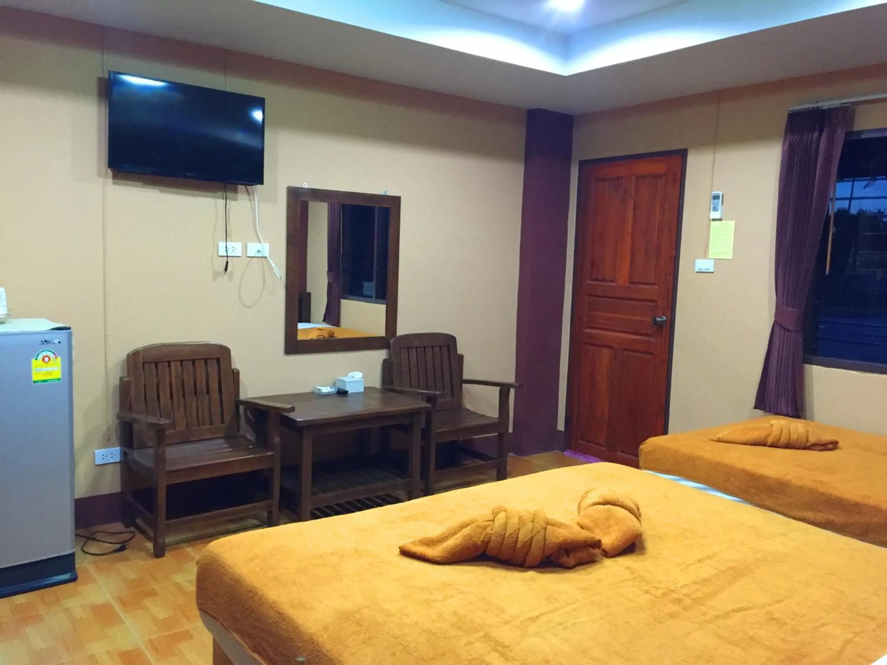 Photo of the whole room, Bed in Khwanruen Fishing Resort