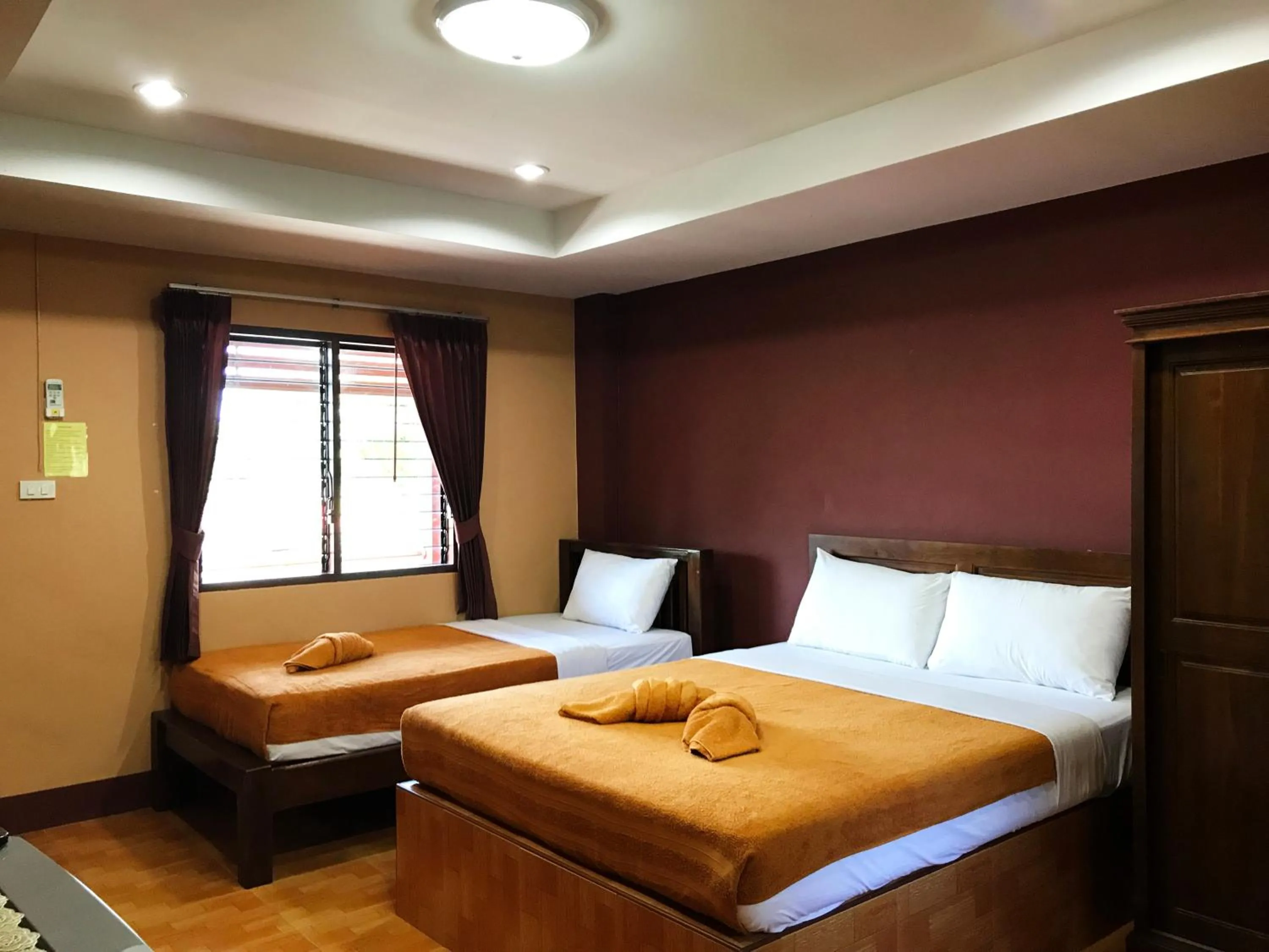 Photo of the whole room, Bed in Khwanruen Fishing Resort