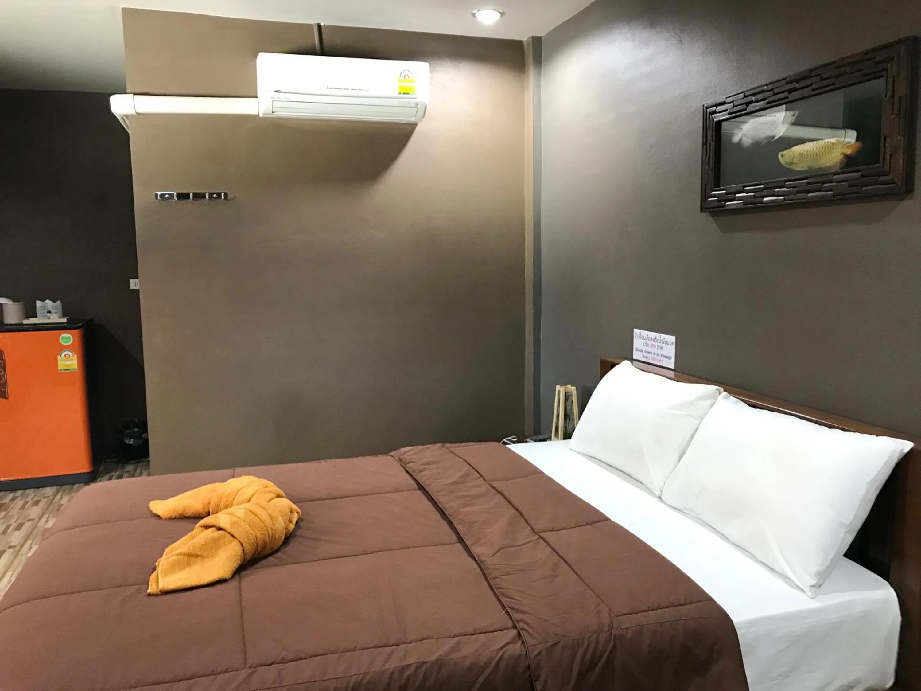 Photo of the whole room, Bed in Khwanruen Fishing Resort