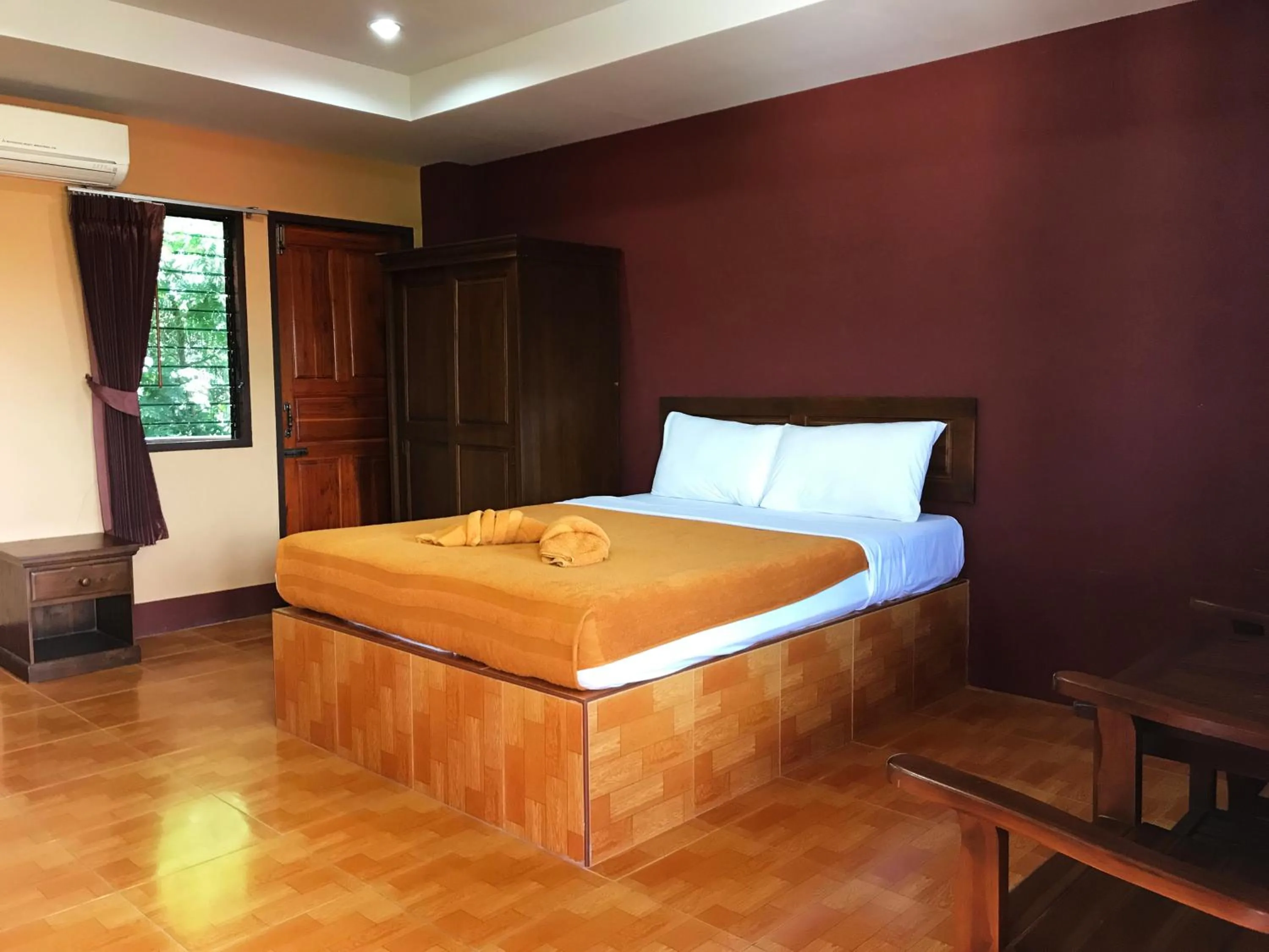 Photo of the whole room, Bed in Khwanruen Fishing Resort