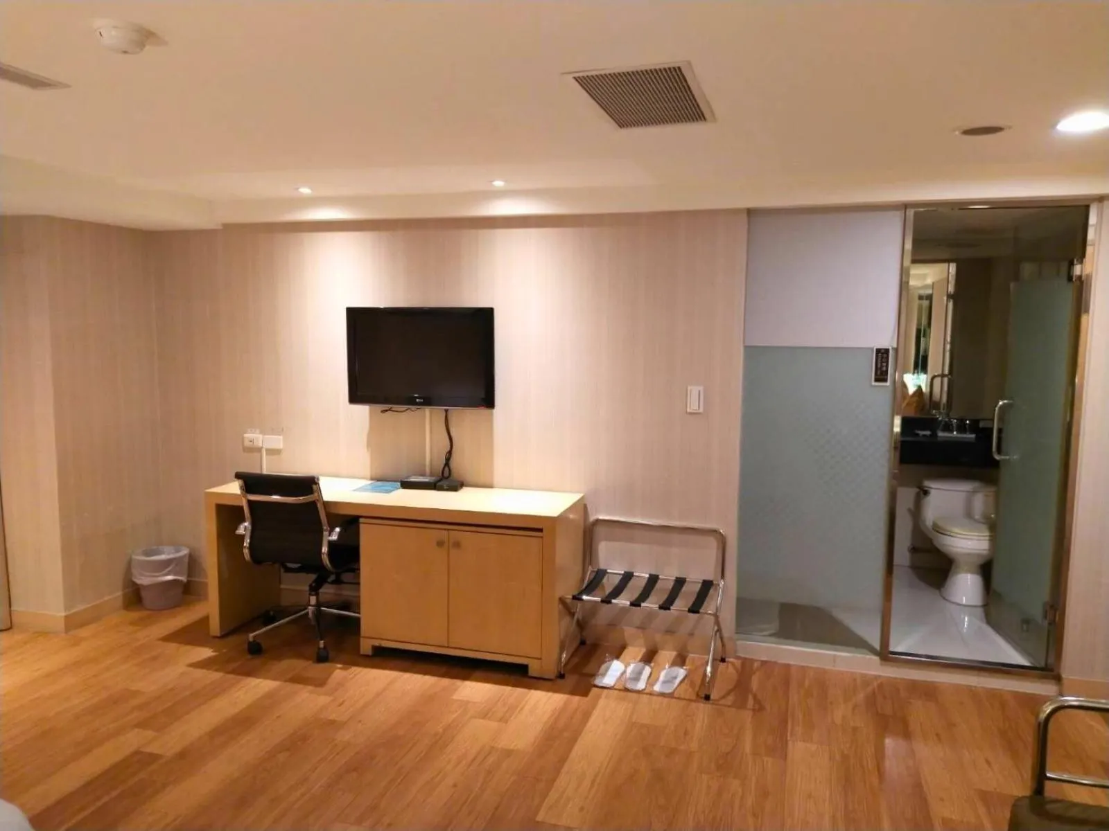 Photo of the whole room in Delton Hotel