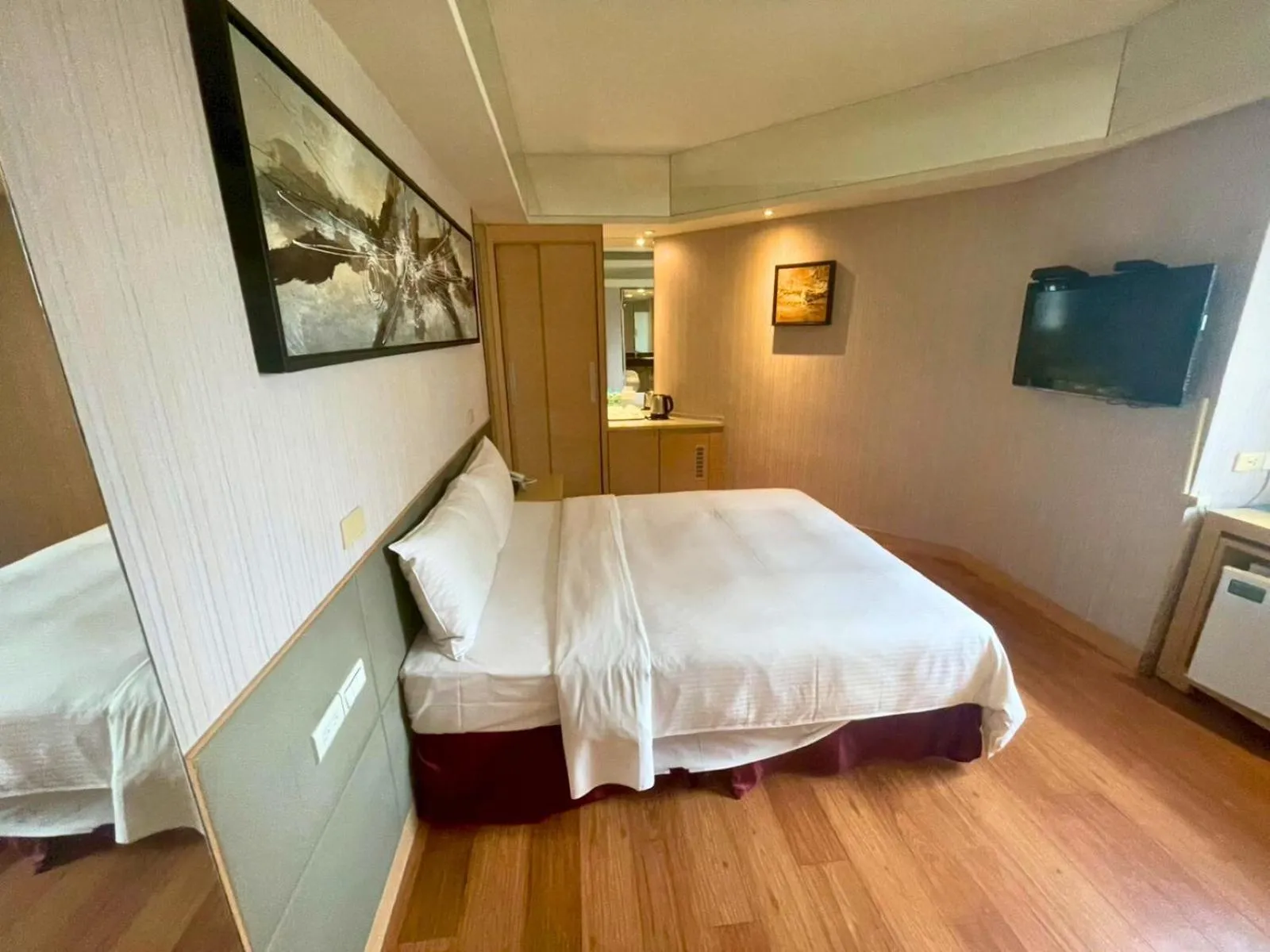 Photo of the whole room, Bed in Delton Hotel