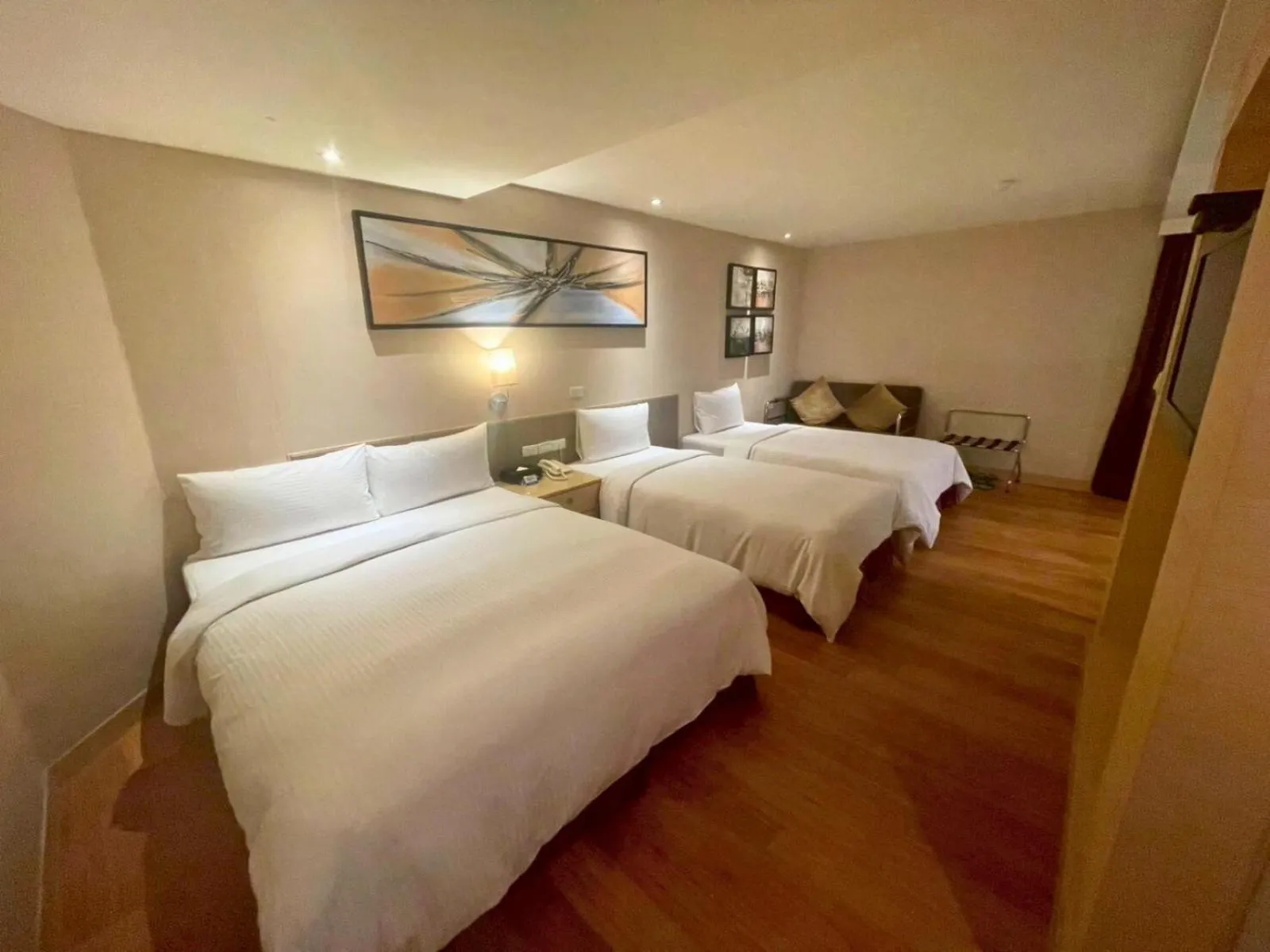 Photo of the whole room, Bed in Delton Hotel