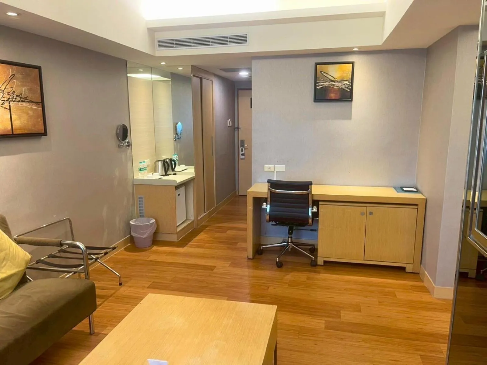 Photo of the whole room in Delton Hotel