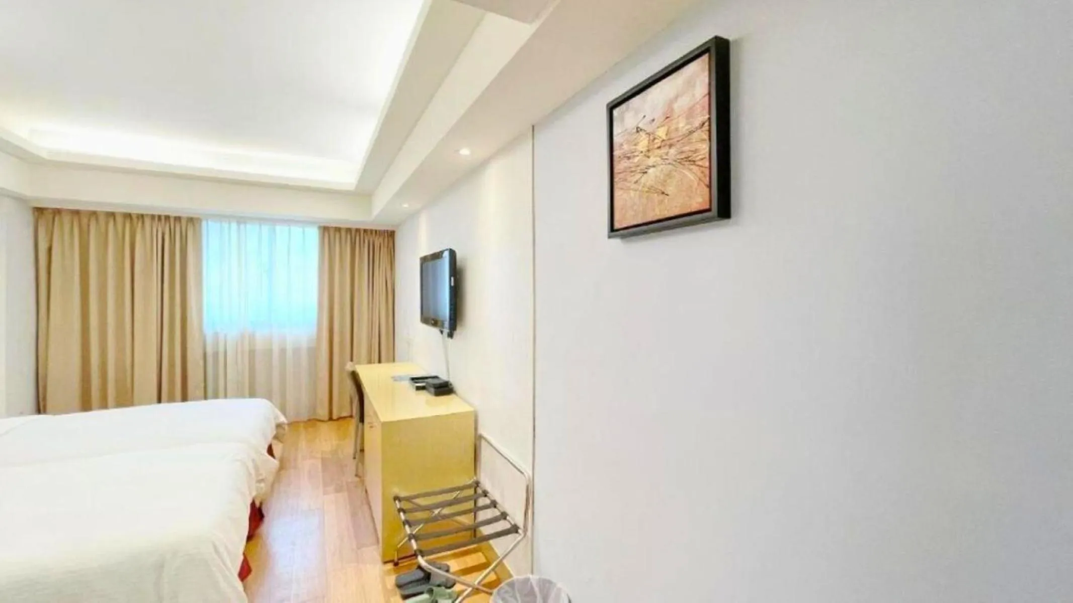 Photo of the whole room, Bed in Delton Hotel