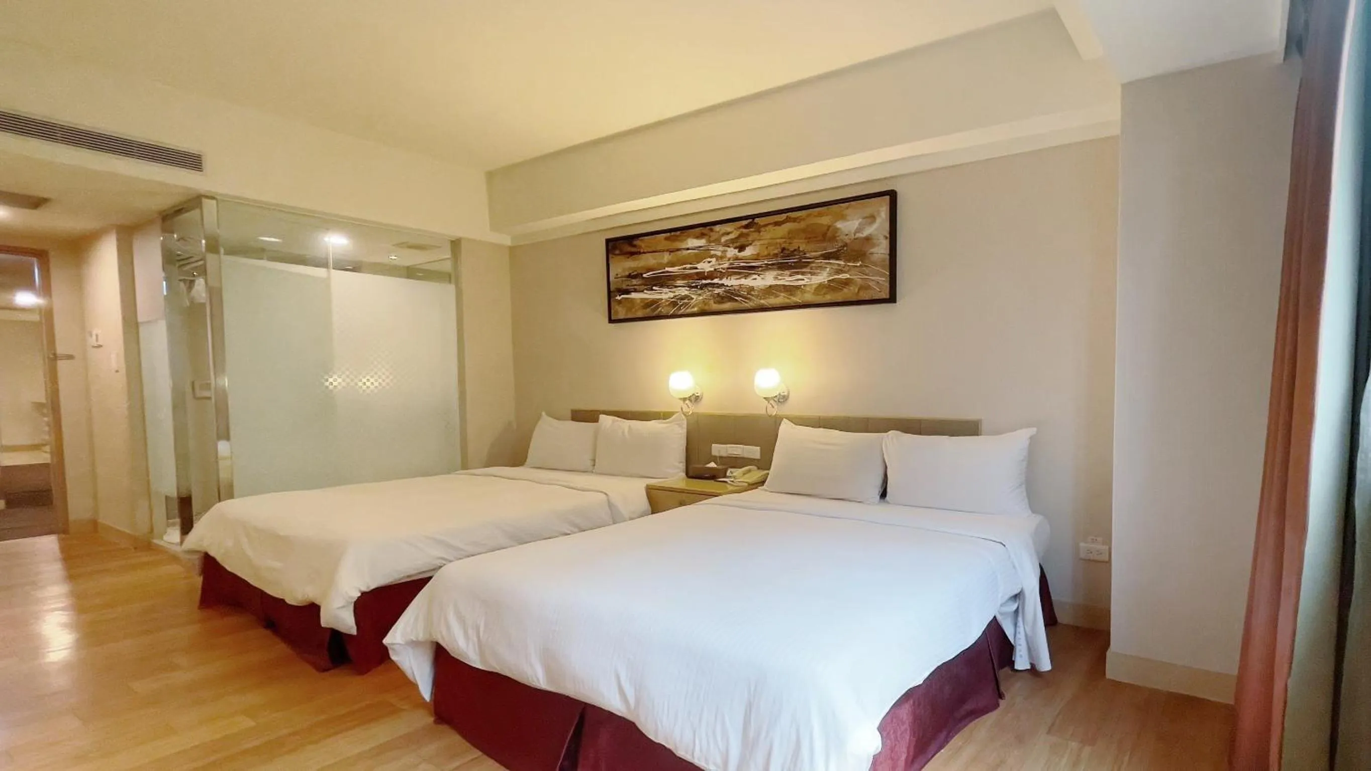 Photo of the whole room, Bed in Delton Hotel