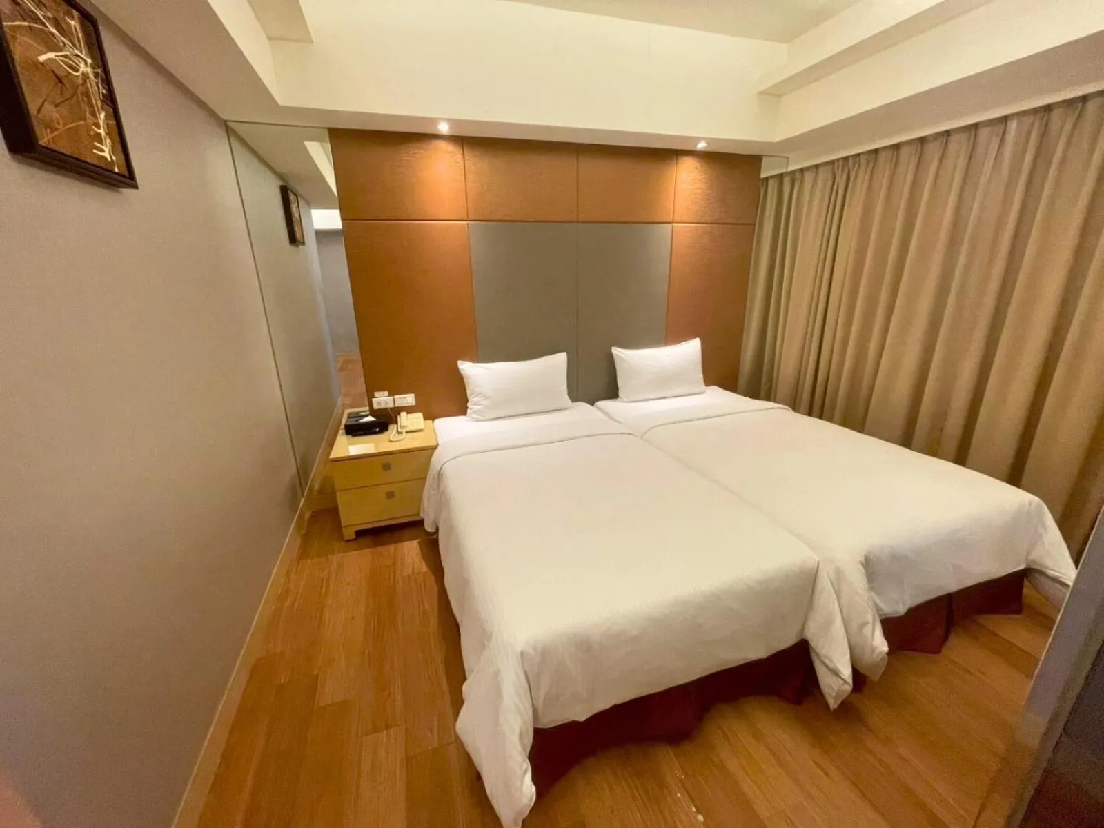 Photo of the whole room, Bed in Delton Hotel